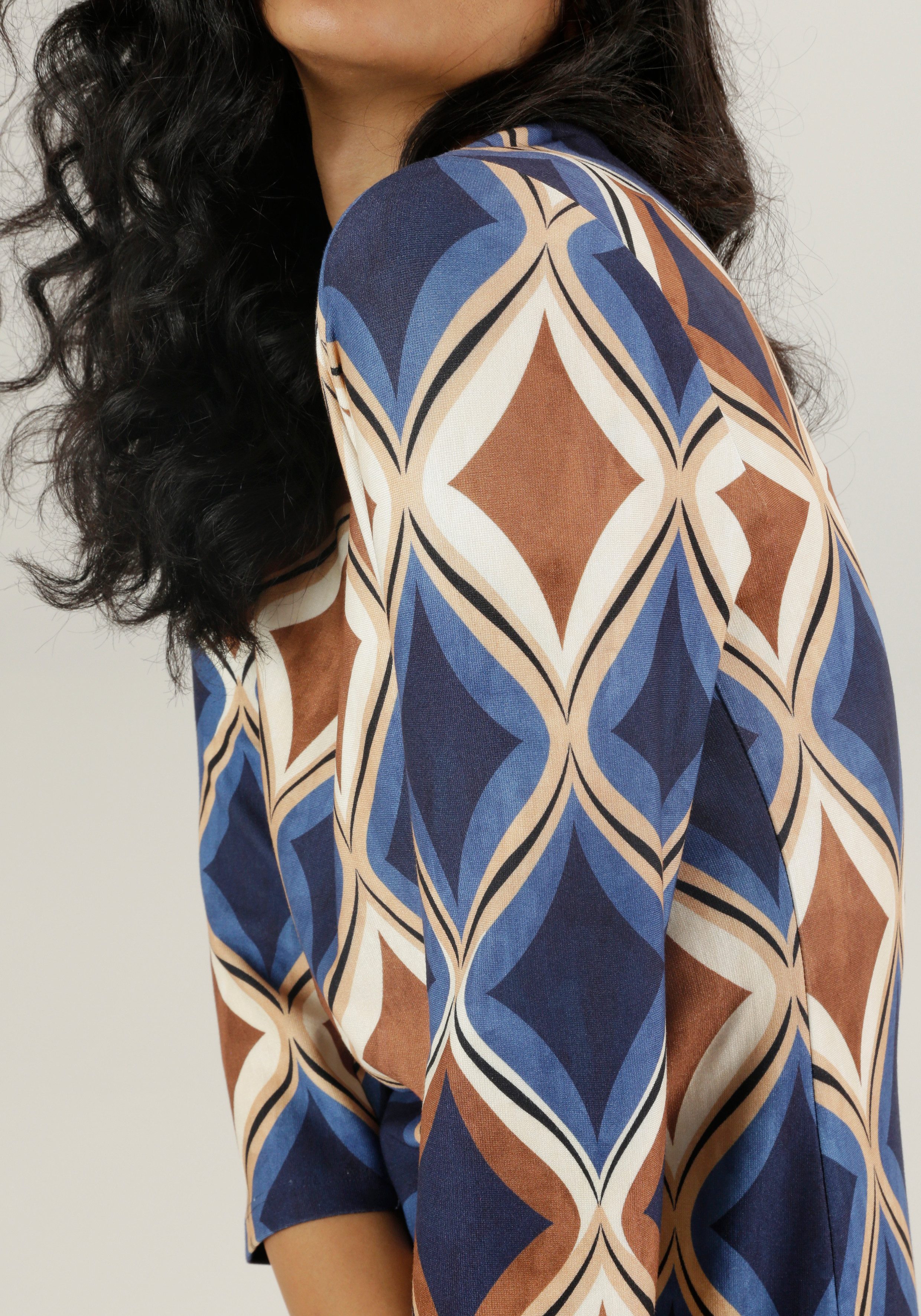 Aniston SELECTED Mini-jurk met lichte taillering en elegante print