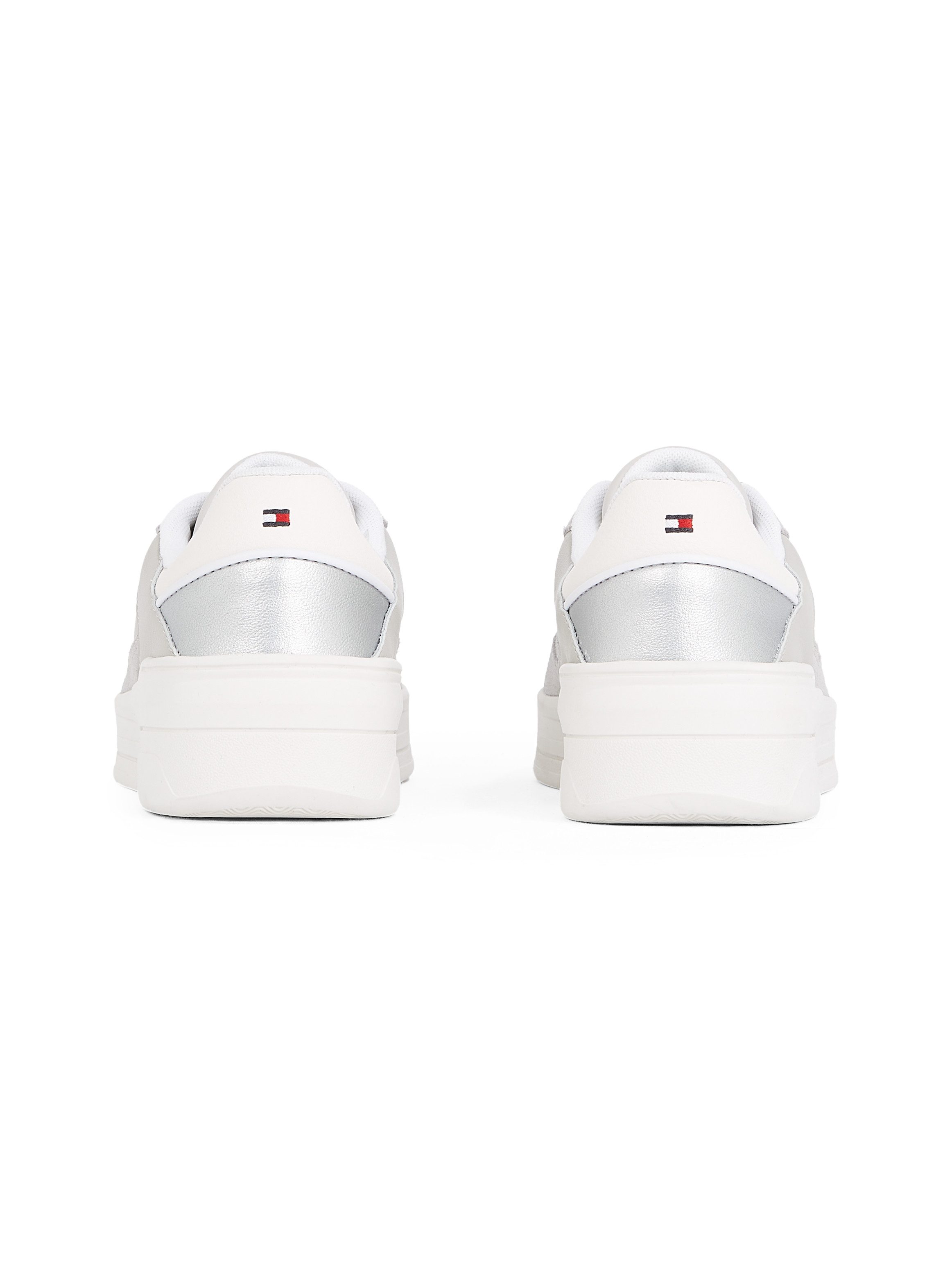 Tommy Hilfiger Plateausneakers ESSENT BASKET SNEAKER METALLIC vrijetijdsschoen lage schoen veterschoen met zijlogo-vlag