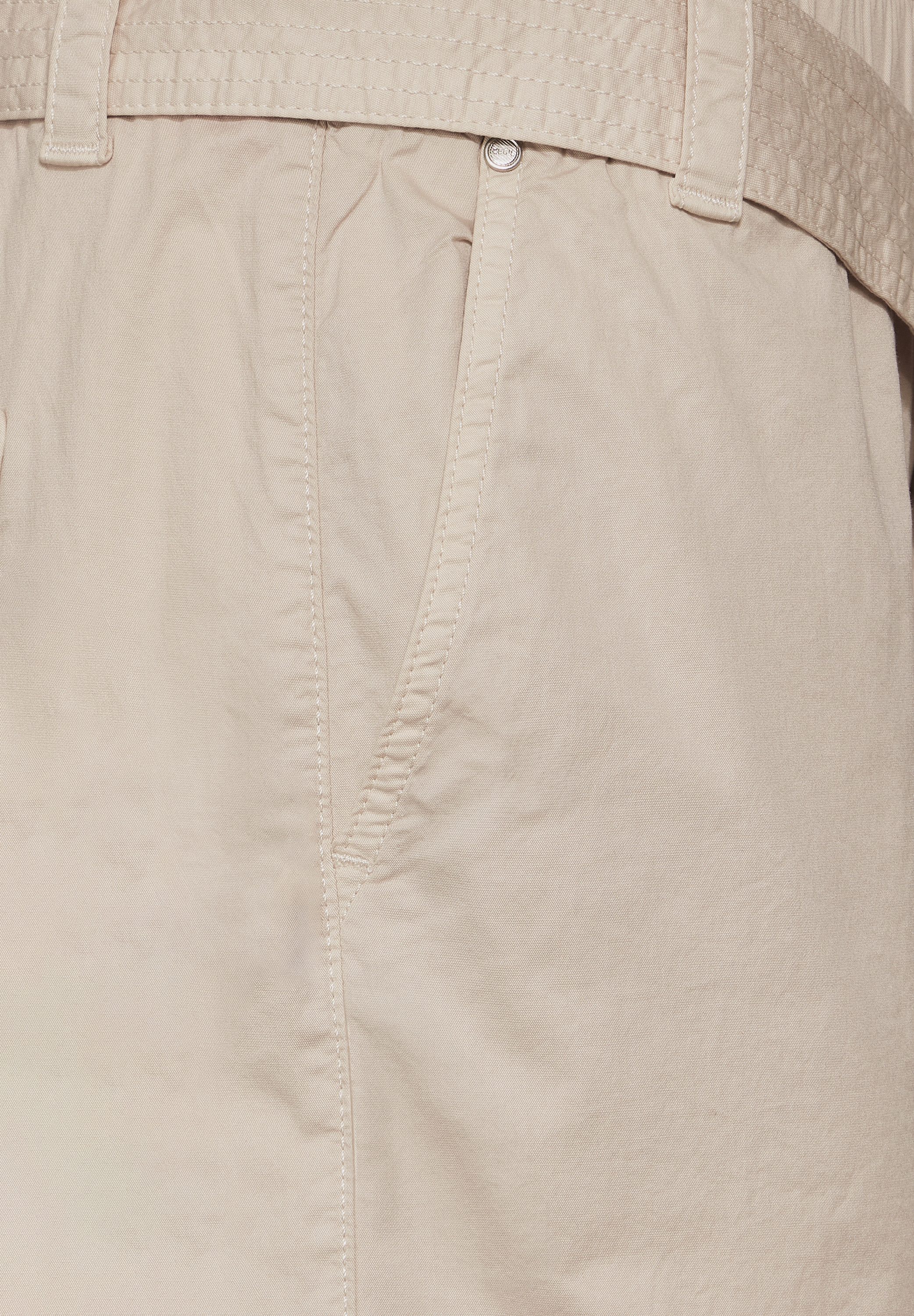 Cecil Midirok met textielen riem