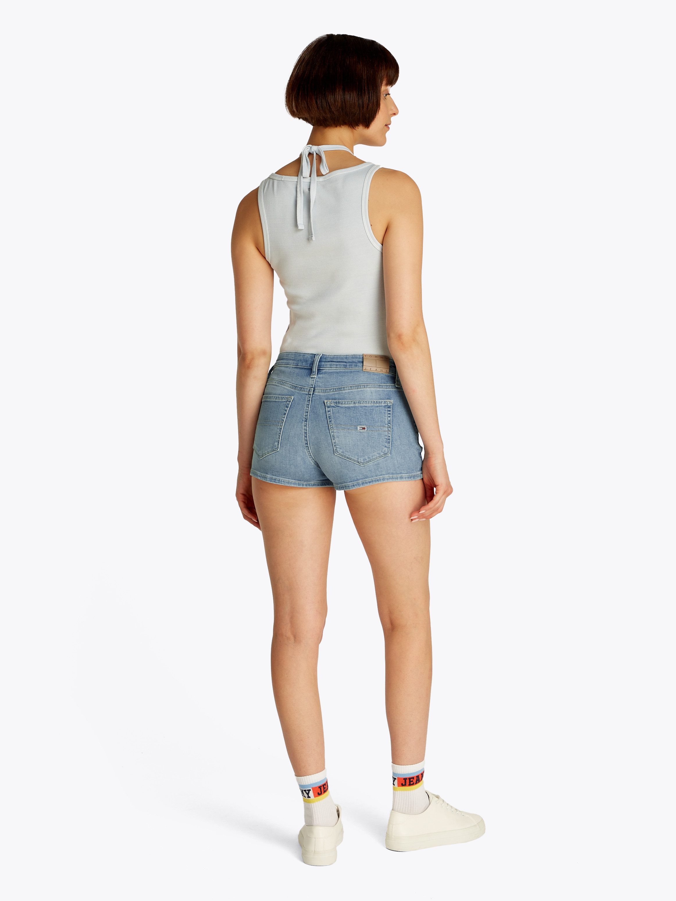 TOMMY JEANS Short NORA SHORT BI8219 met logo-badge, in blauwe was