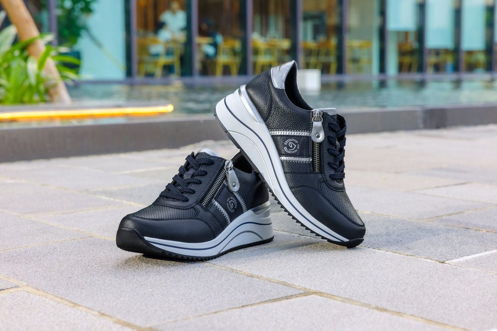 Remonte Sneakers met sleehak , vrijetijdsschoen, lage schoen, veterschoen met metallic contrastaccenten