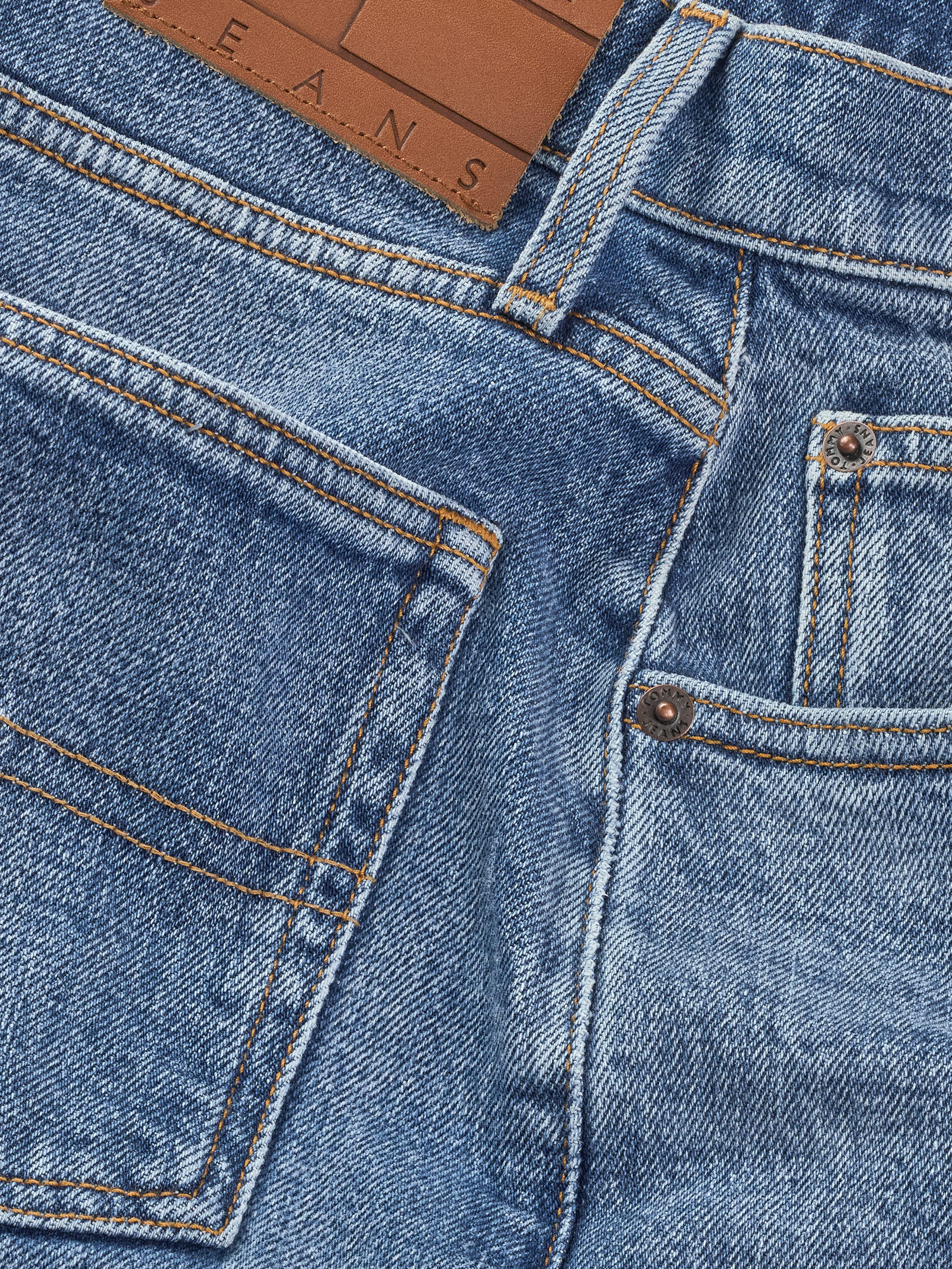 TOMMY JEANS Short MOM SHORT BI0134 met logo-badge, in blauwe wassing