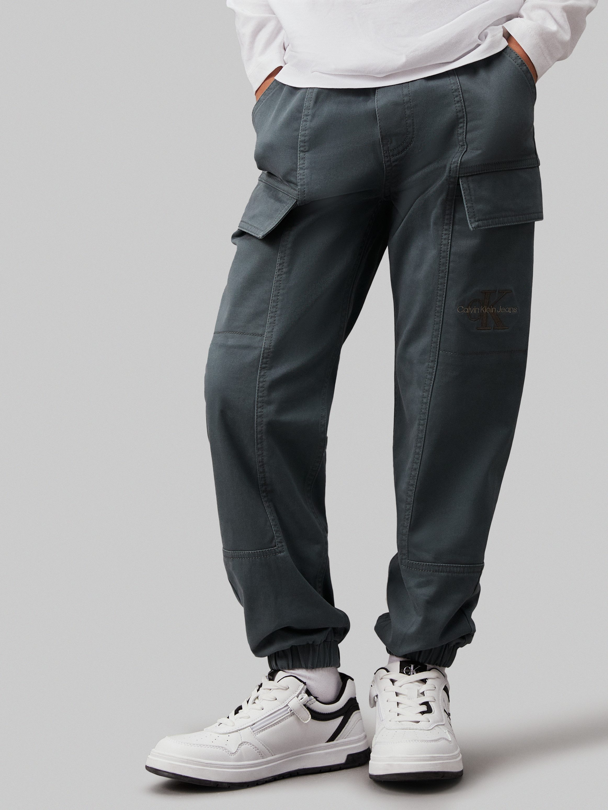 Calvin Klein Sweatbroek ESSENTIAL WOVEN CARGO PANTS voor kinderen tot 16 jaar met logo-print jongens sweatbroeken maat 14 (164) grijs