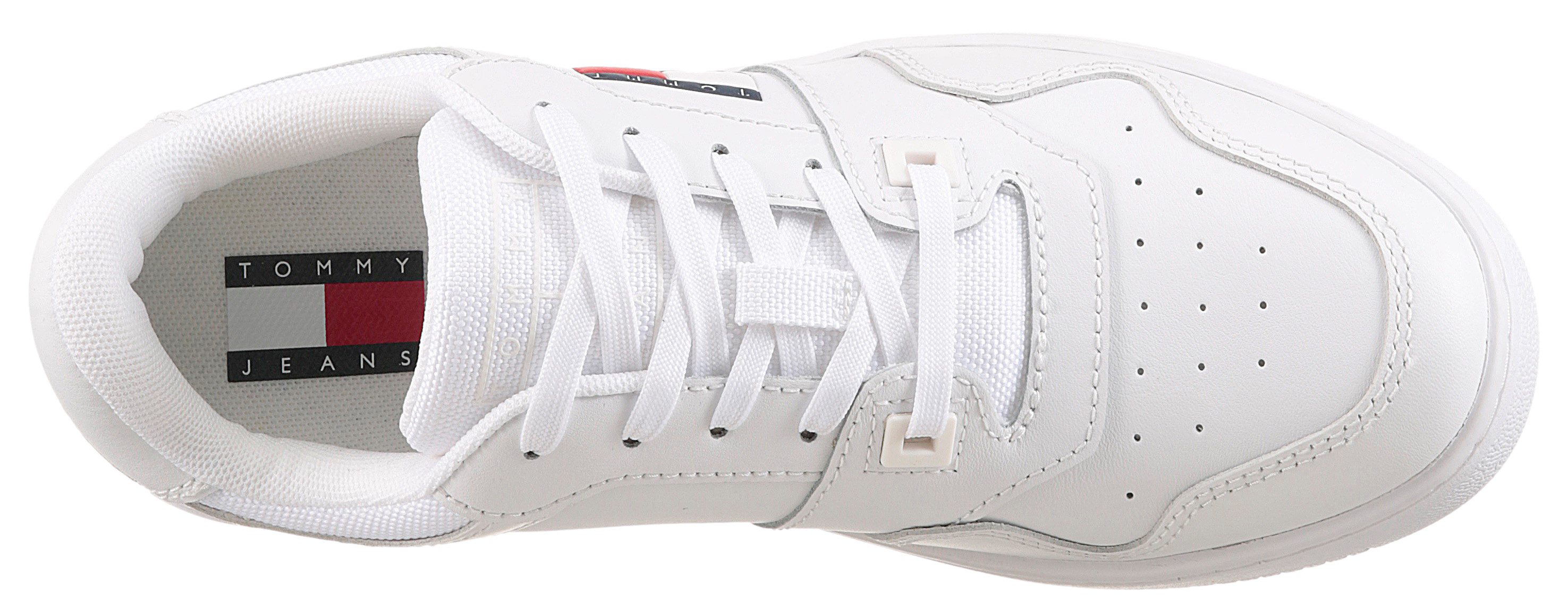 TOMMY JEANS Plateausneakers TJW RETRO BASKET , freizeitschoen, lage schoen, veterschoen met zijvlaggetje