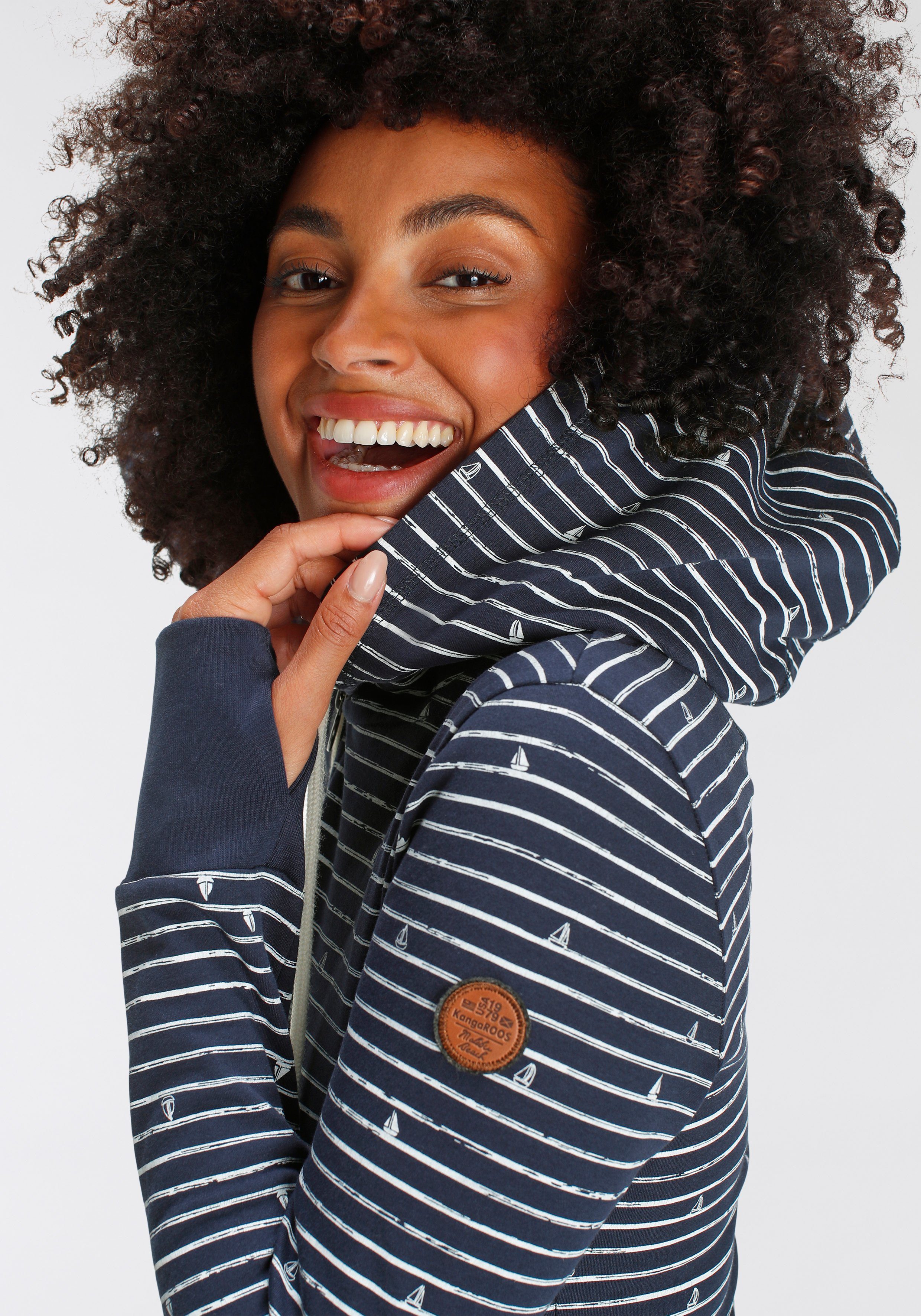 KangaROOS Capuchonsweatvest met maritieme print all-over van strepen en minimalistische schepen