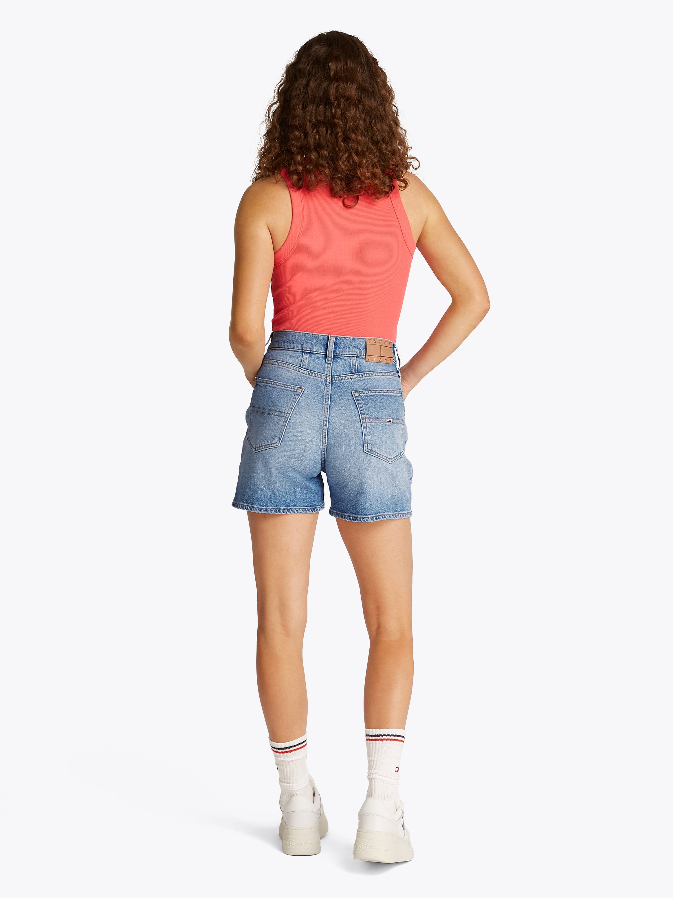 TOMMY JEANS Short MOM SHORT BI0112 met logo-badge, in blauwe wassing