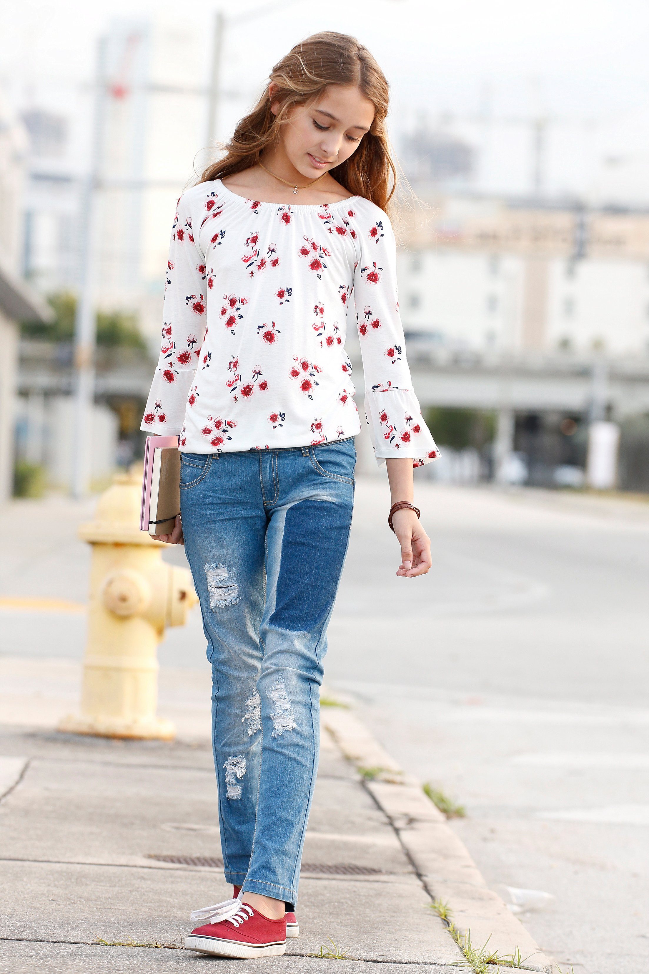KIDSWORLD Shirt met carmenhals Shirt van viscose wijde pasvorm, met bloemenpatroon en print, carmenhals