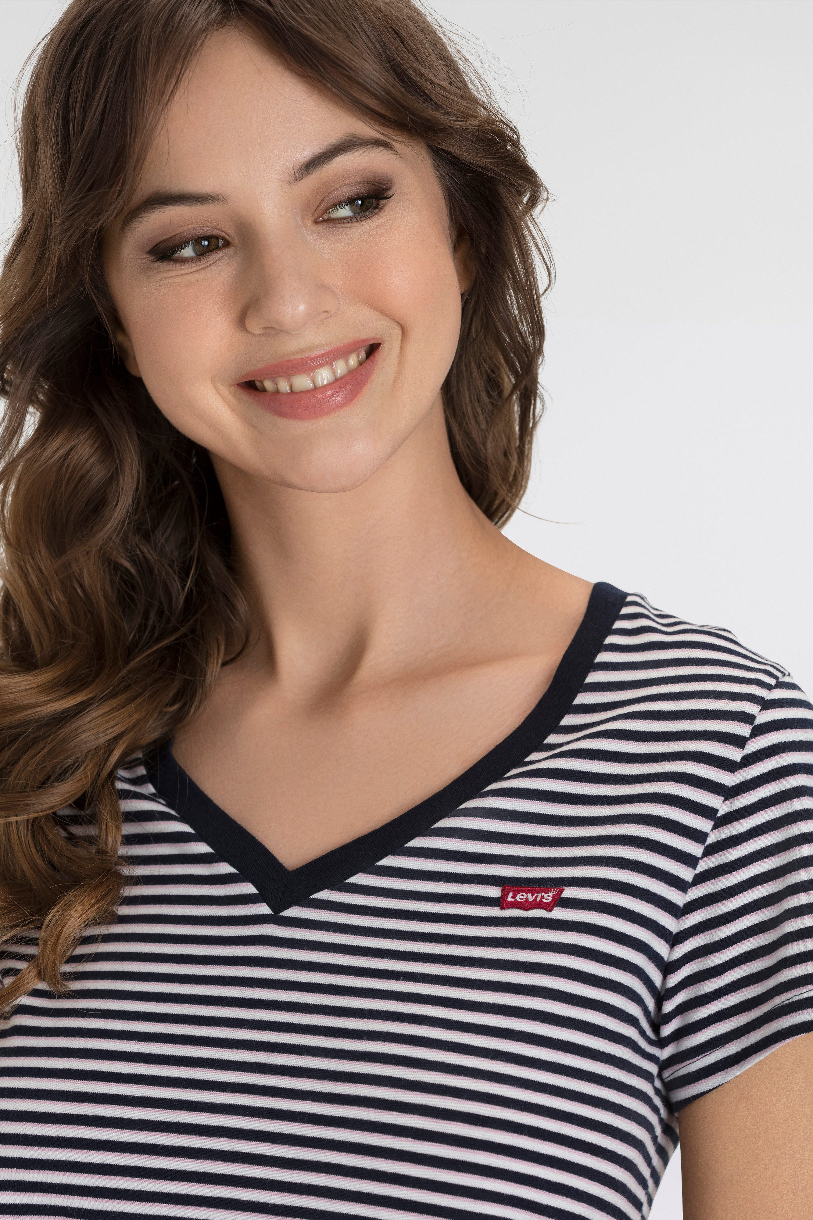 Levi's® Shirt met V-hals PERFECT VNECK met mini-batwing-logoborduursel