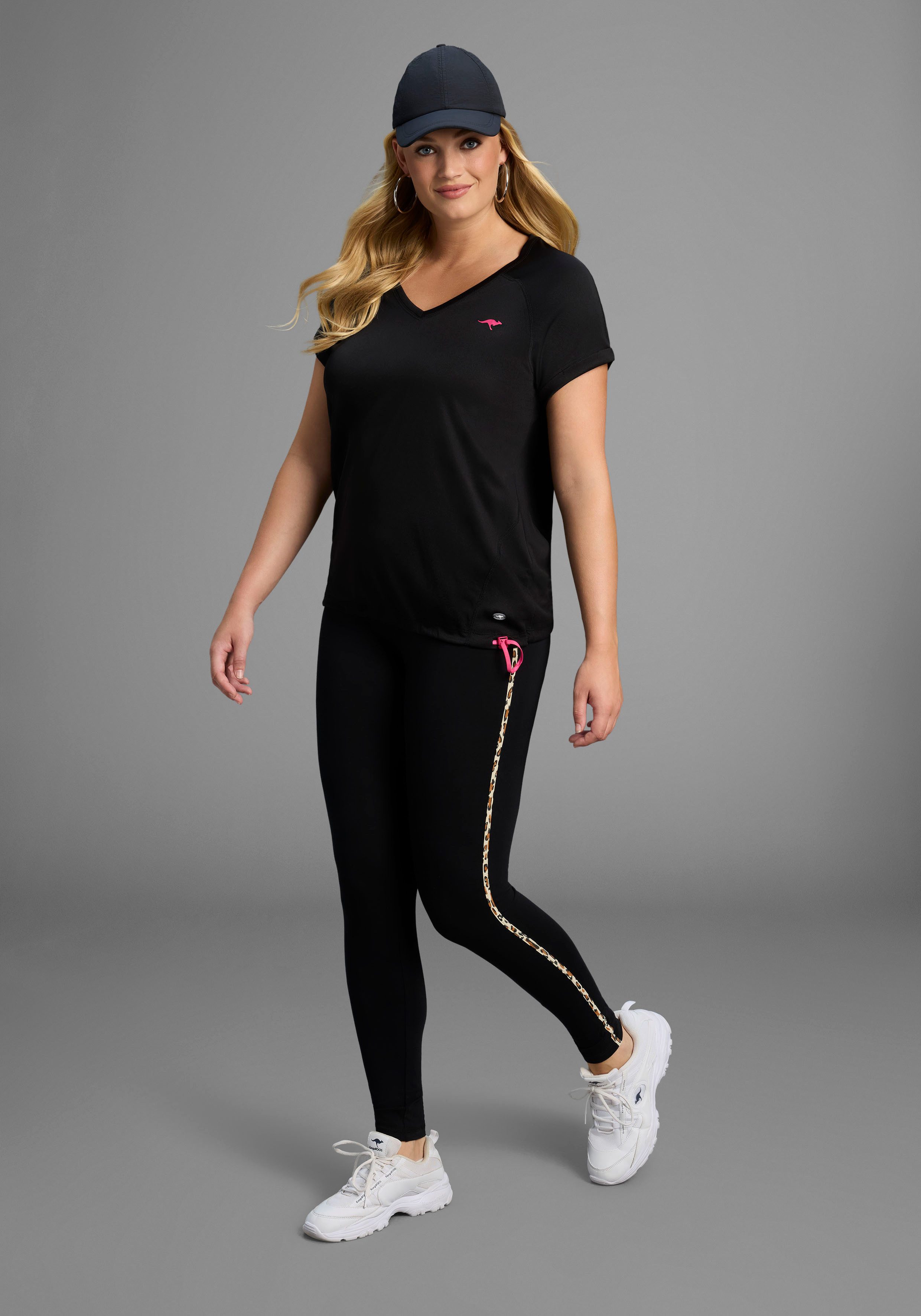 KangaROOS Functioneel shirt Korte Mouw, figuurspillend, met V-Uitsnijding, grote Maten