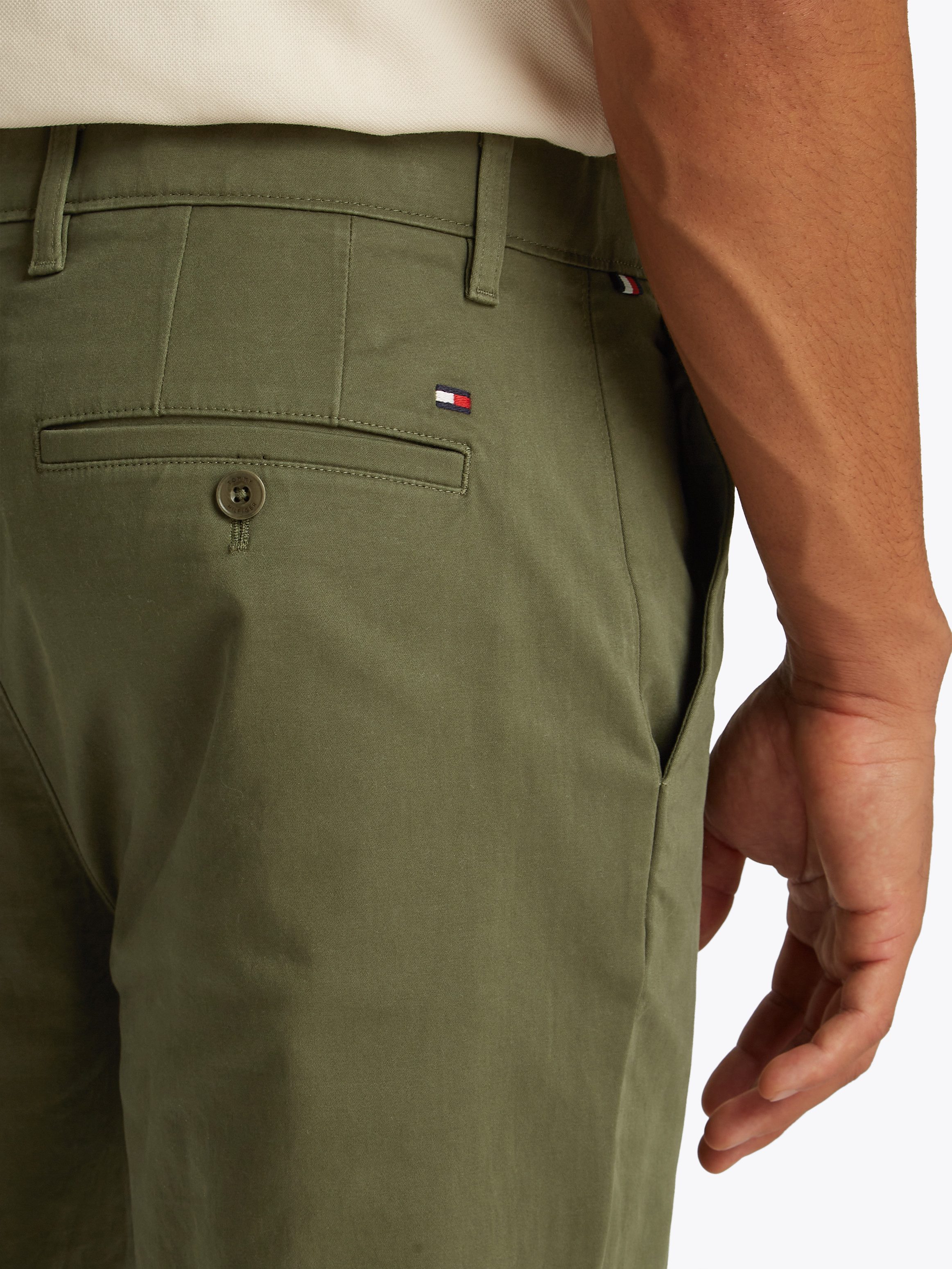 Tommy Hilfiger Chino DENTON CHINO SATIN met achterzakken met knoop, logo-borduursel