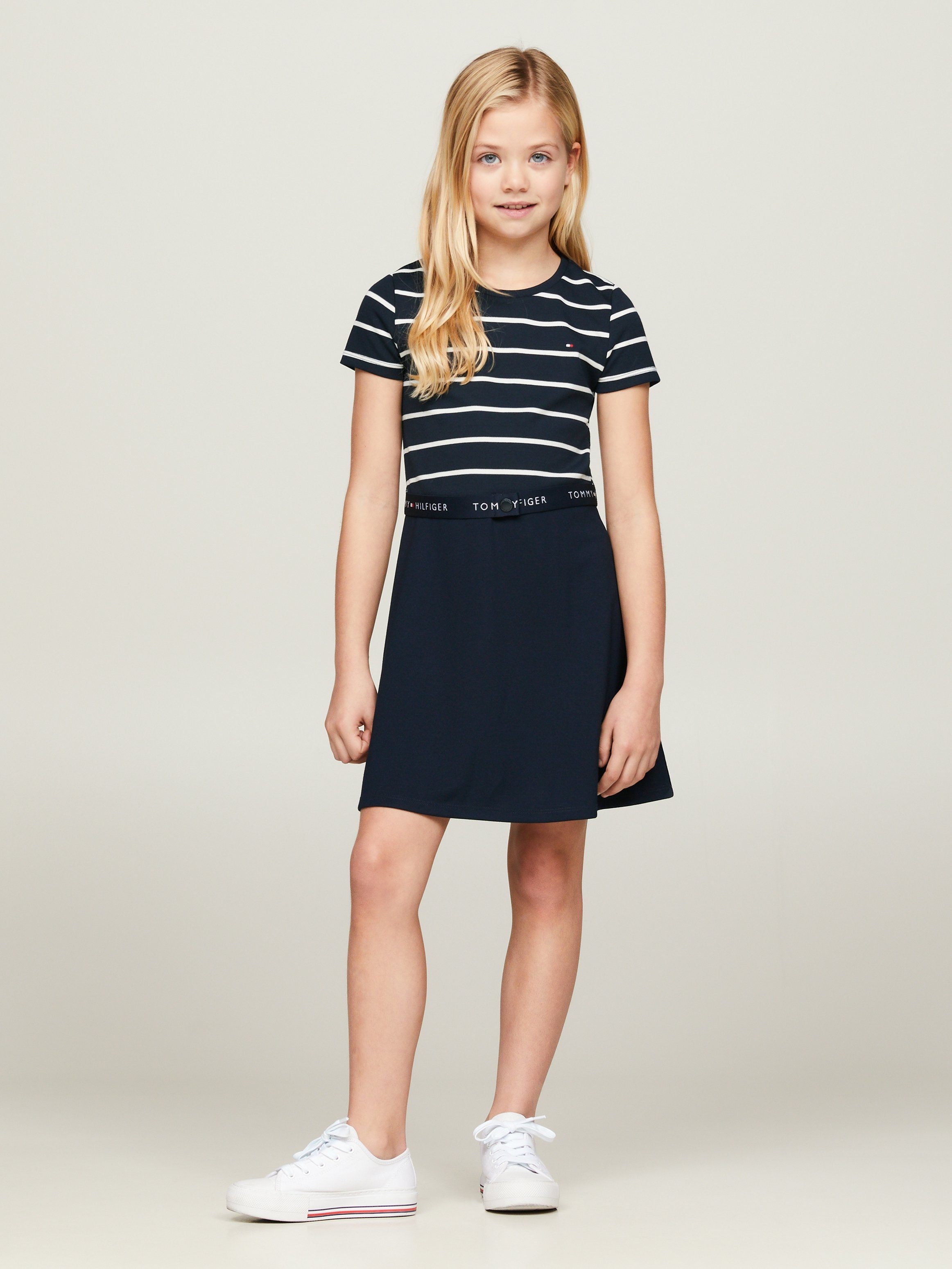 Tommy Hilfiger Jerseyjurk ESSENTIAL SKATER DRESS met merklabel op de tailleband