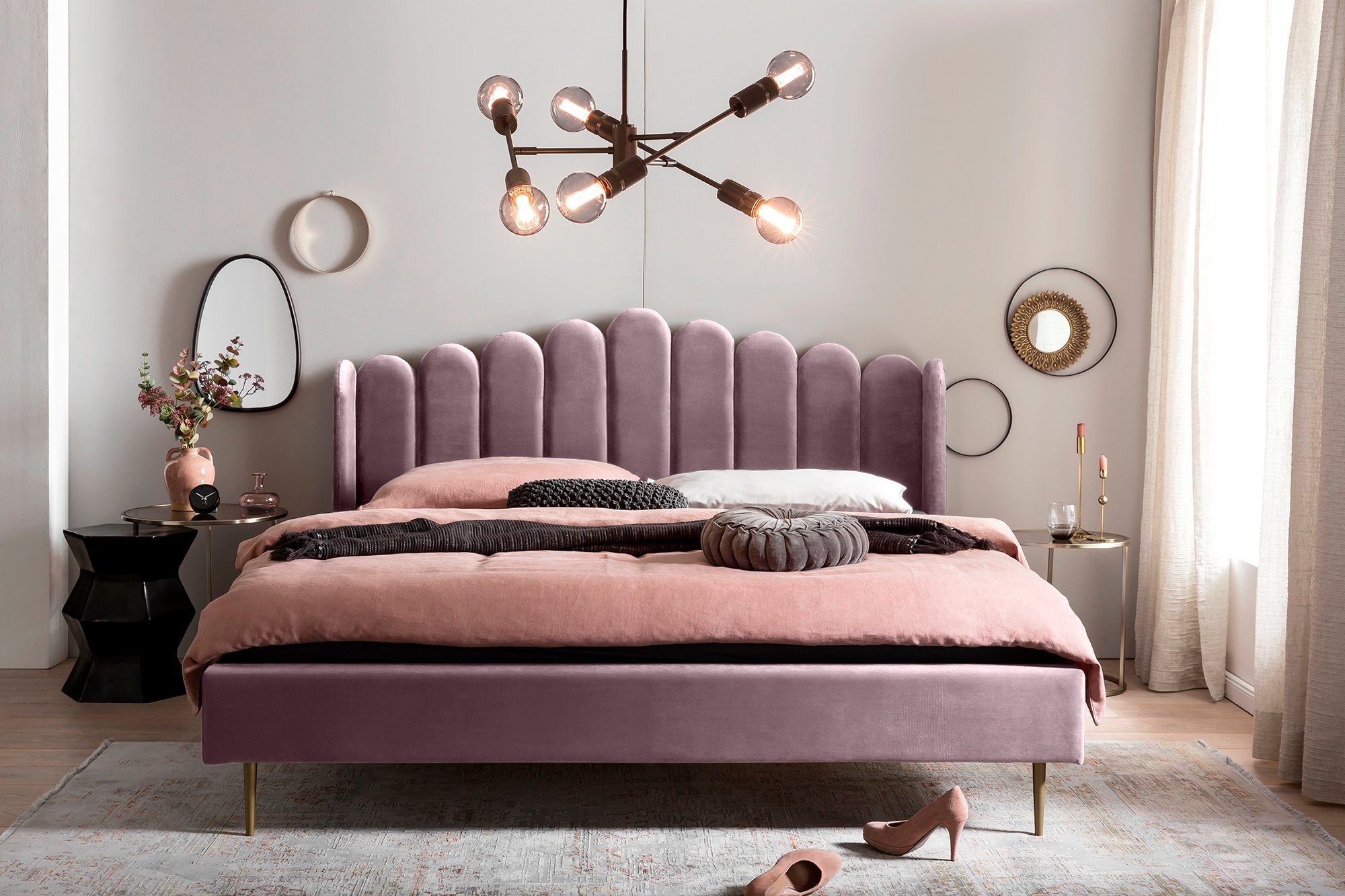SalesFever Gestoffeerd bed Fluwelen bekleding, goudkleurige metalen poten bedden roze