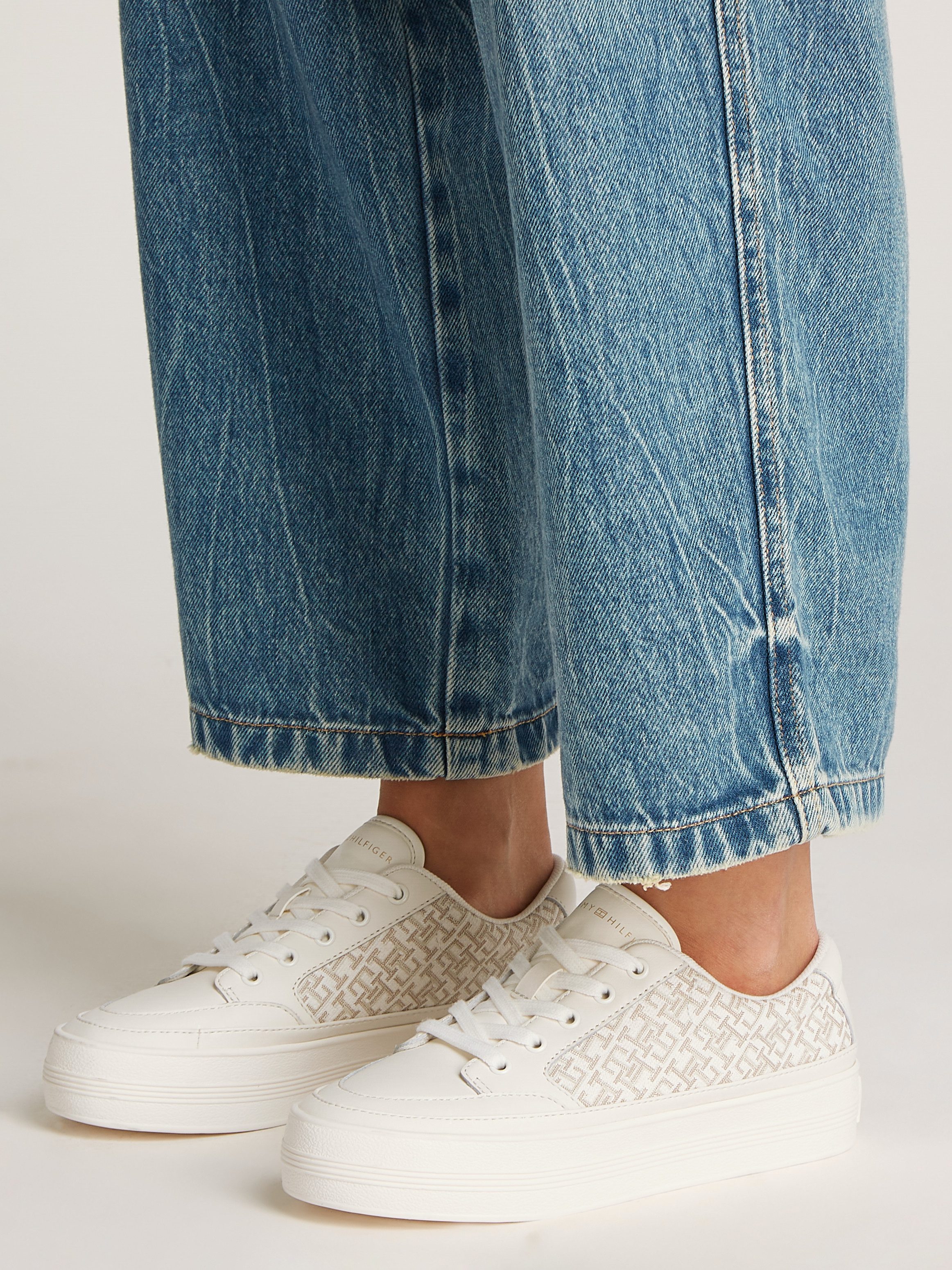 Tommy Hilfiger Plateausneakers VULC LEATHER SNEAKER MONOGRAM , vrijetijdsschoen, lage schoen, veterschoen met allover logoprint