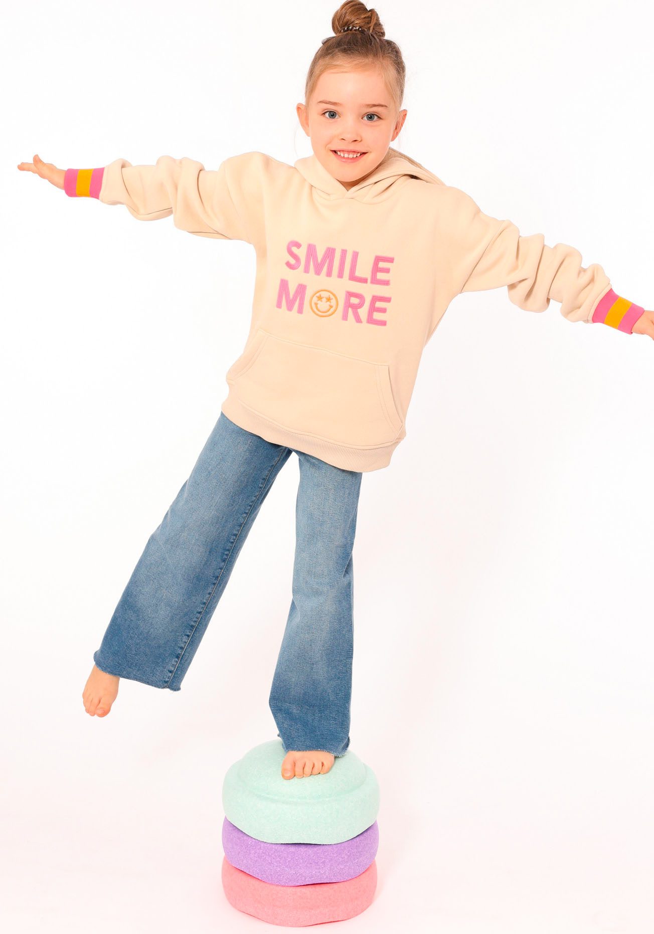 Zwillingsherz Hoodie Jovanna Kids met "smile more"-borduursel en neonkleurige armboorden