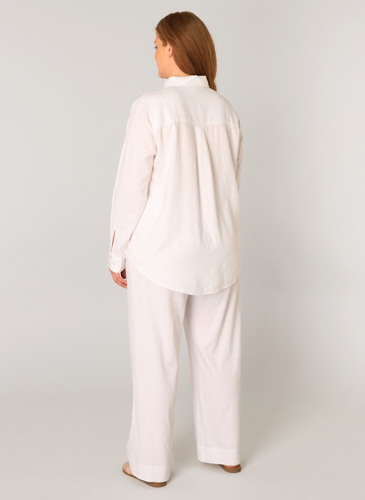 Base Level Curvy Blouse met lange mouwen Yaella met knoopsluiting en van linnen