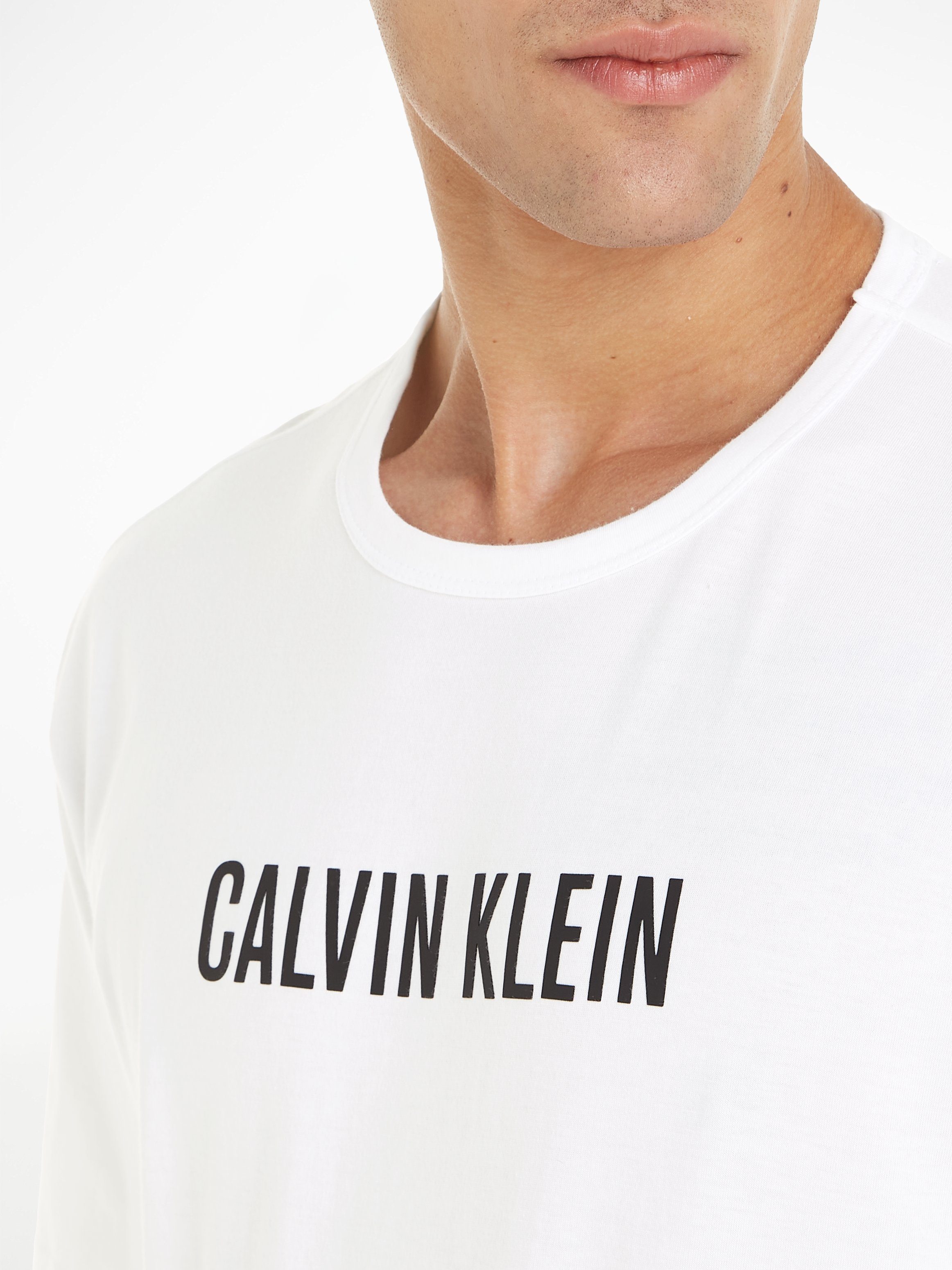 Calvin Klein T-shirt S/S CREW NECK met een logo-opschrift op borsthoogte