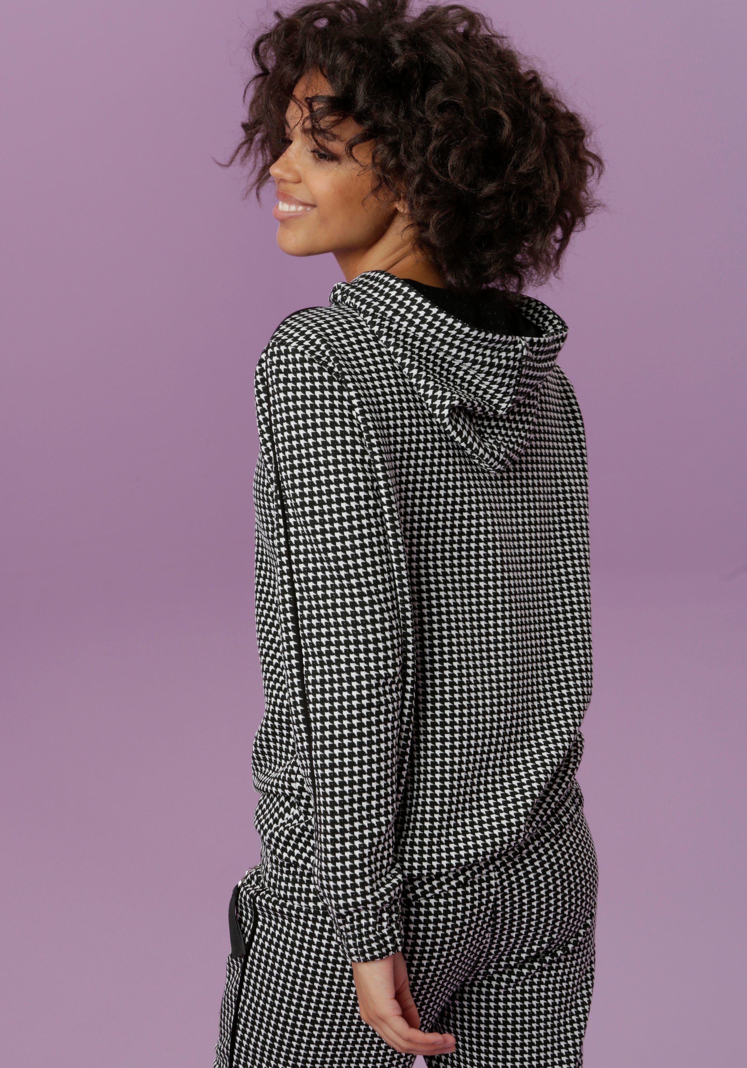 Aniston CASUAL Sweatshirt Capuchon met een bindstrik aan te passen