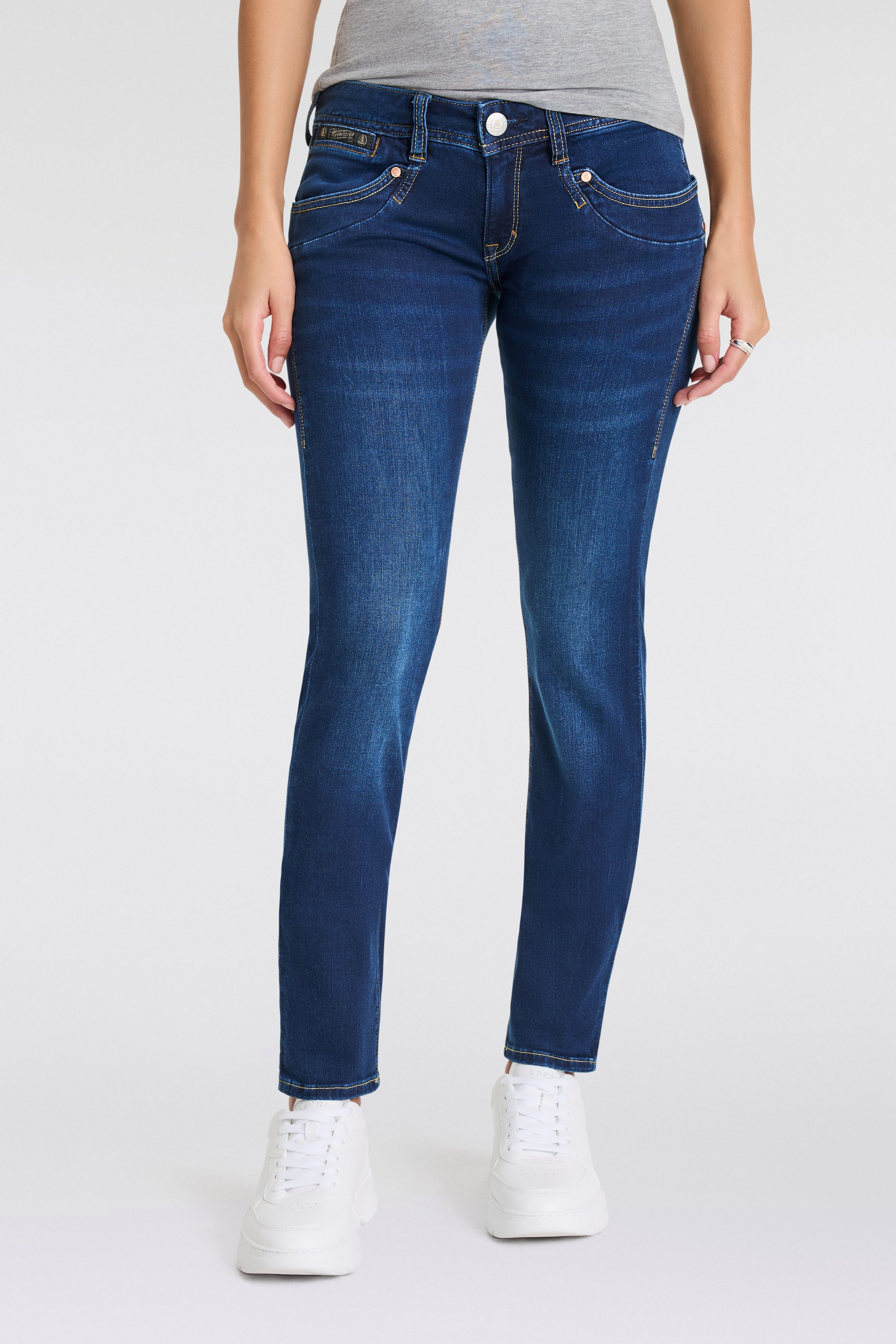 Herrlicher Slim fit jeans PIPER SLIM ORGANIC DENIM met logoknoppen op de achterzakken