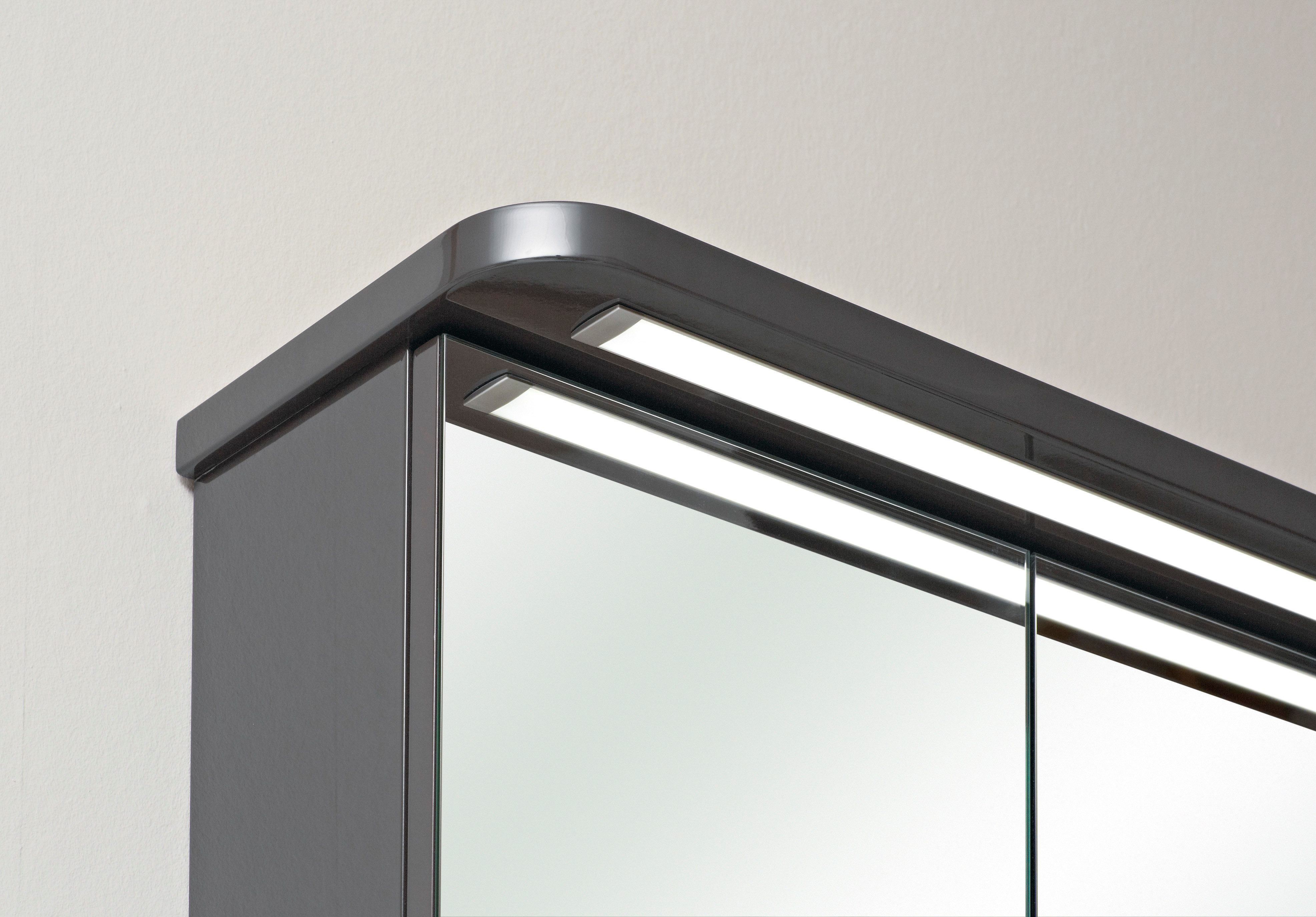Saphir Spiegelkast Serie 4005 badkamer spiegelkast incl. LED-kransverlichting Badkast 120 cm breed, 3 deuren, 6 glazen legplanken, incl. deurdemper