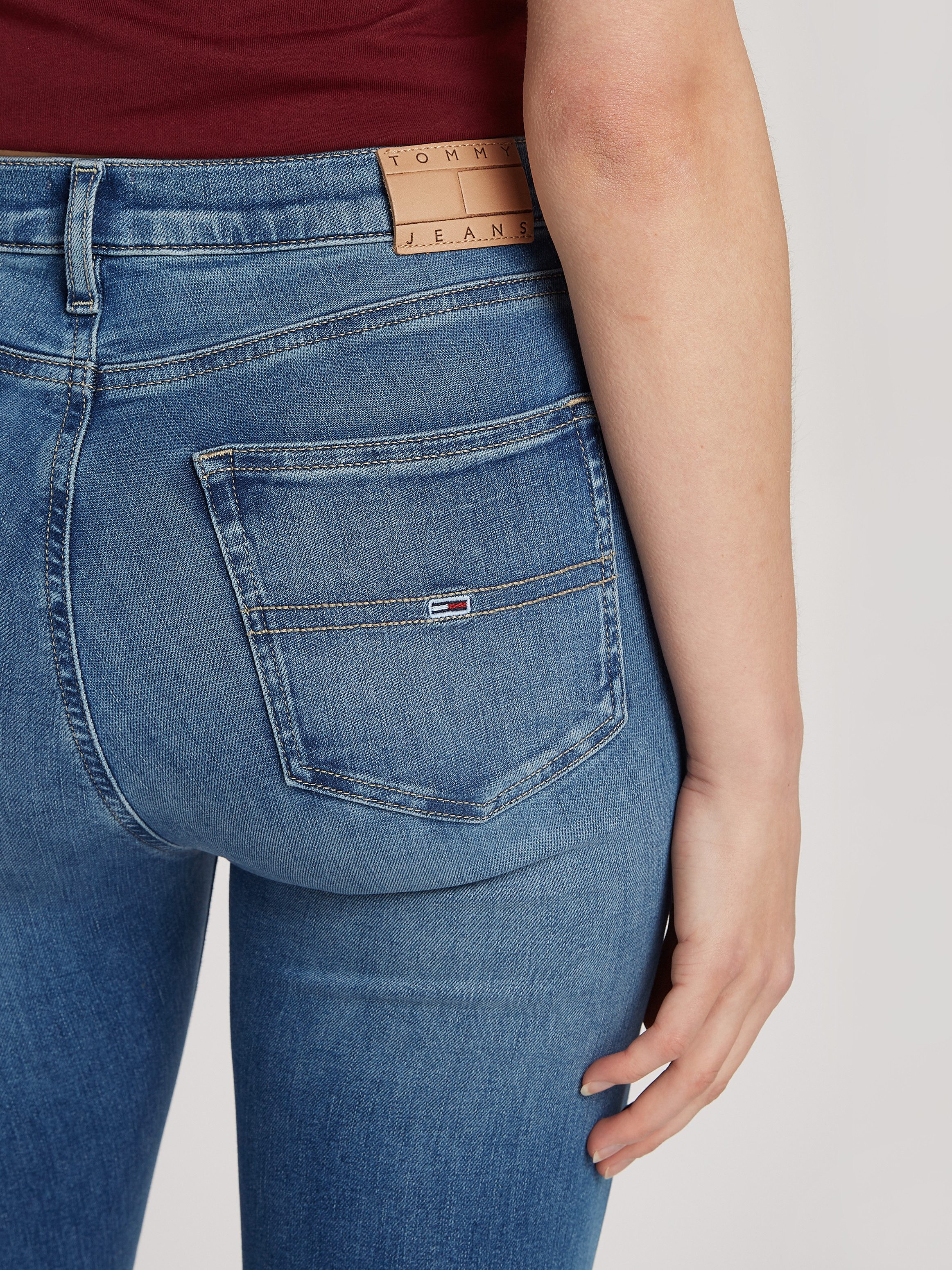 TOMMY JEANS Skinny fit jeans SYLVIA HGH SKN ANK CH0238 met logostiksels en nagels