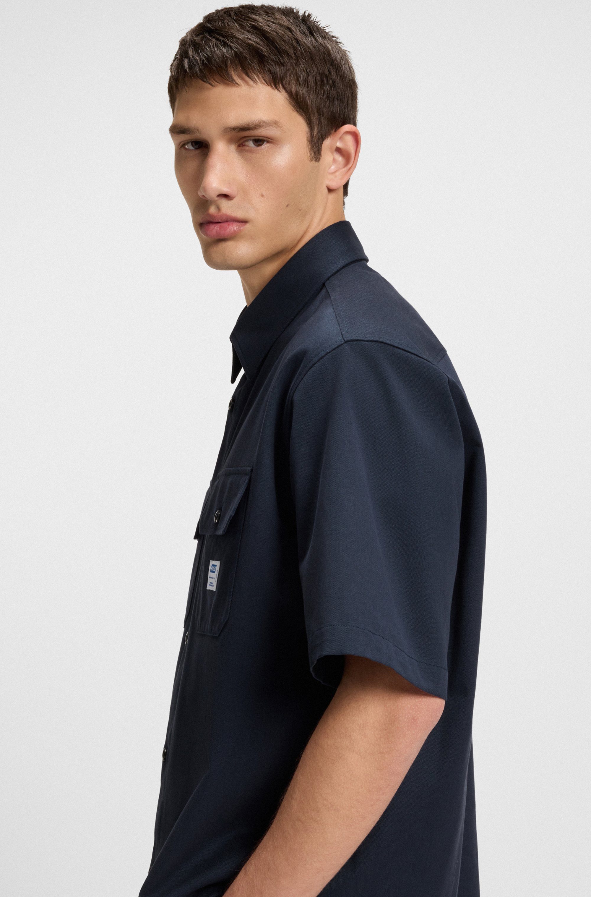 HUGO Blue Overhemd met korte mouwen Ekyno met contrasterend logo-badge op de borst