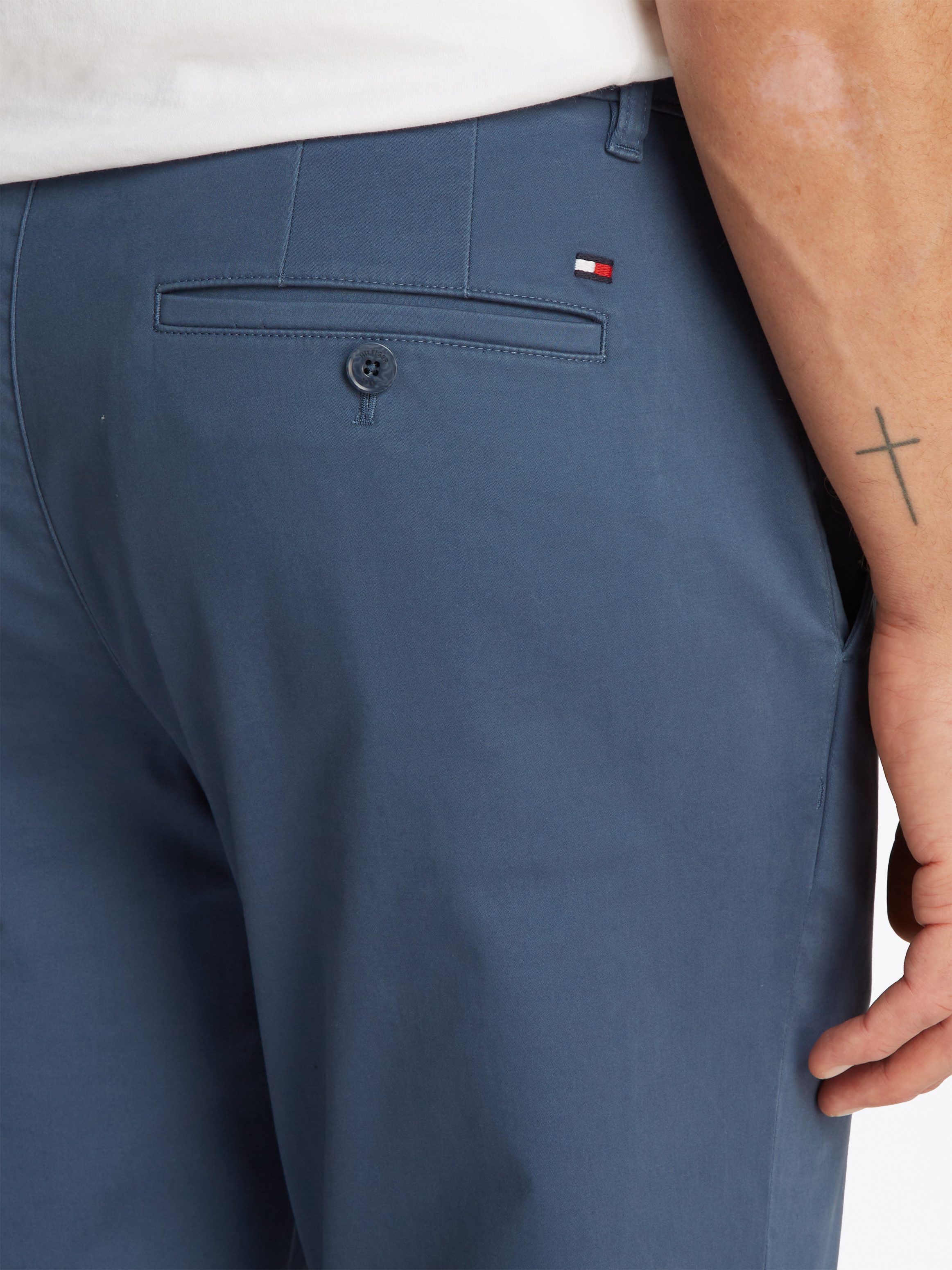 Tommy Hilfiger Chino DENTON CHINO SATIN met achterzakken met knoop logo-borduursel