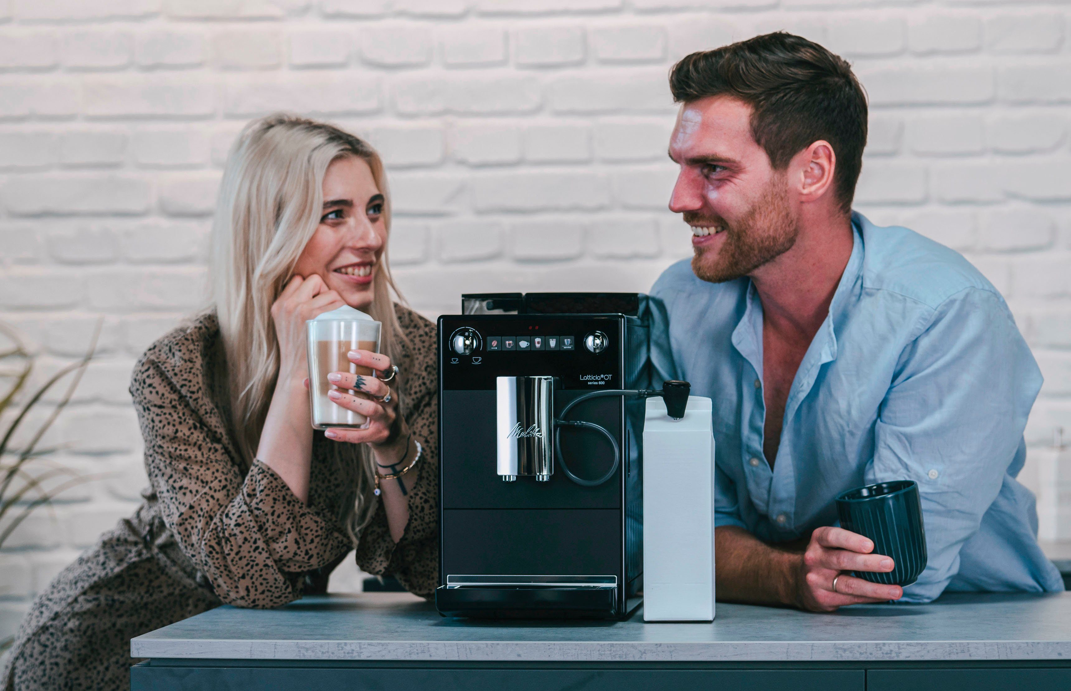 Melitta Volautomatisch koffiezetapparaat Latticia® One Touch F300-100, zwart, compact, maar xl-waterreservoir & xl-bonenreservoir
