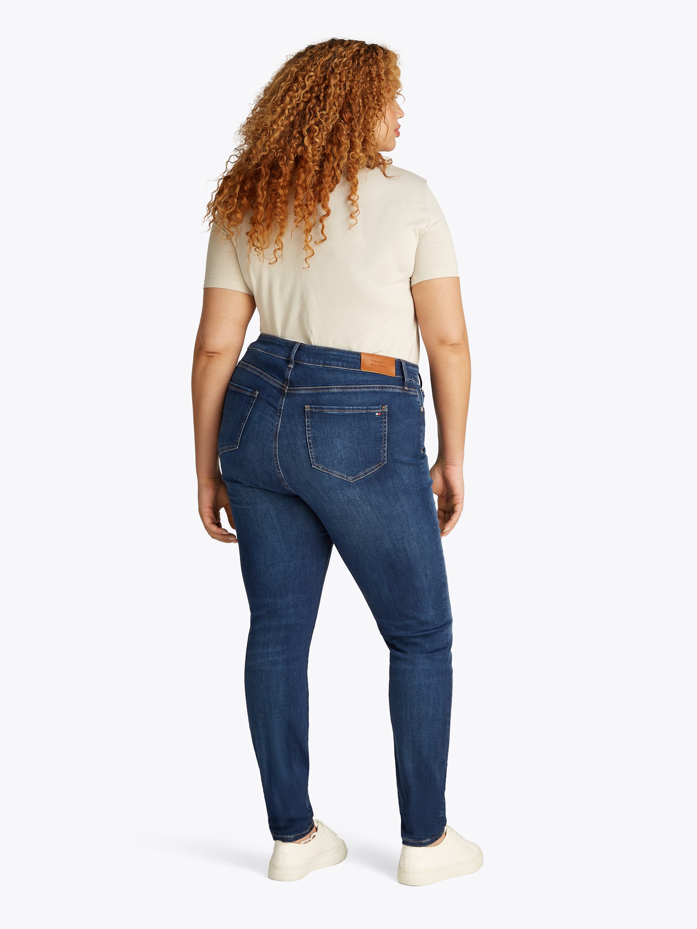 Tommy Hilfiger Curve Skinny fit jeans CRV HARLEM SKINNY RW NEW DOREEN in grote maten, tommy jeans logo-badge, stoned wash look