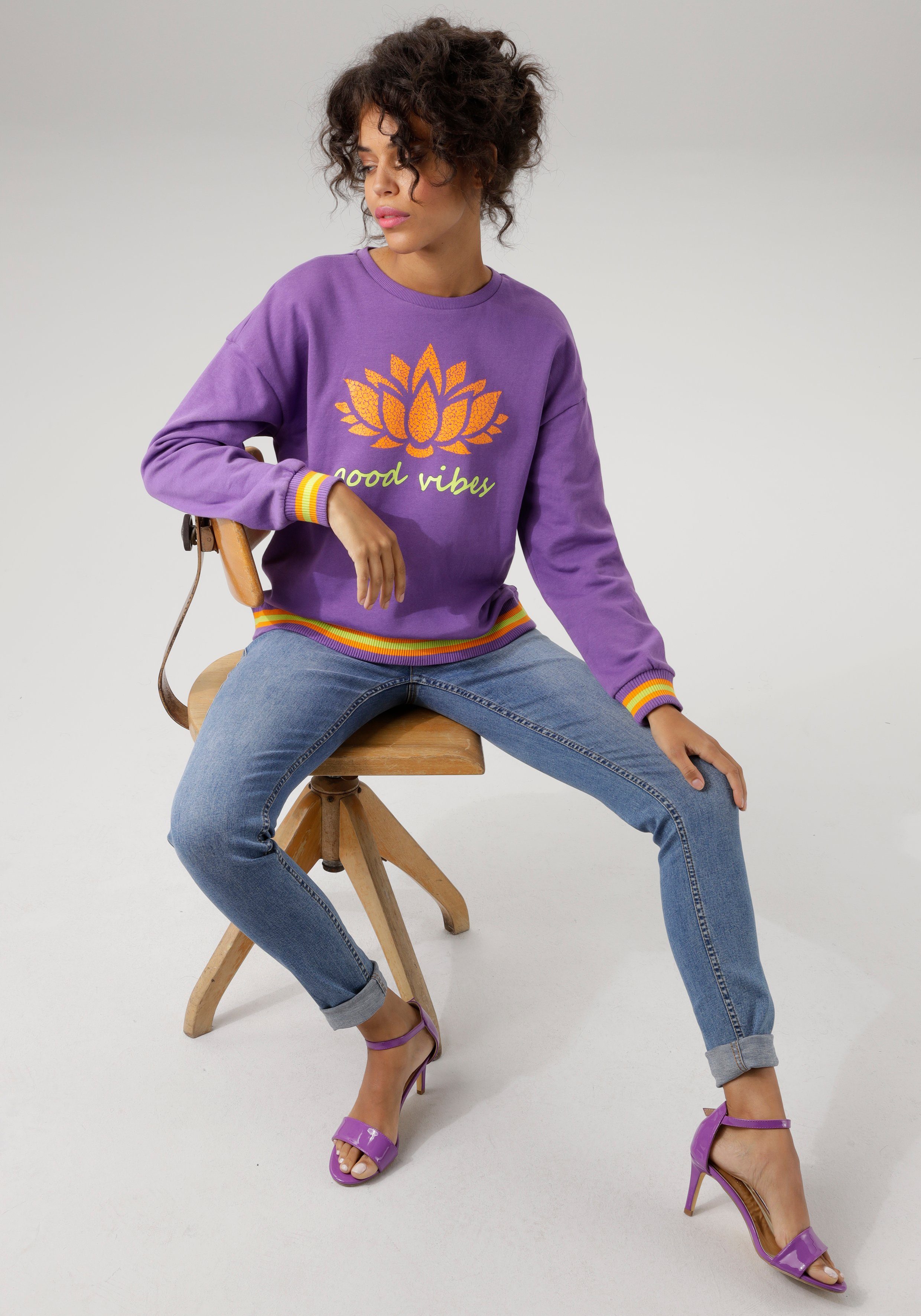 Aniston CASUAL Sweatshirt Print op voorkant met abstracte waterlelie en tekst