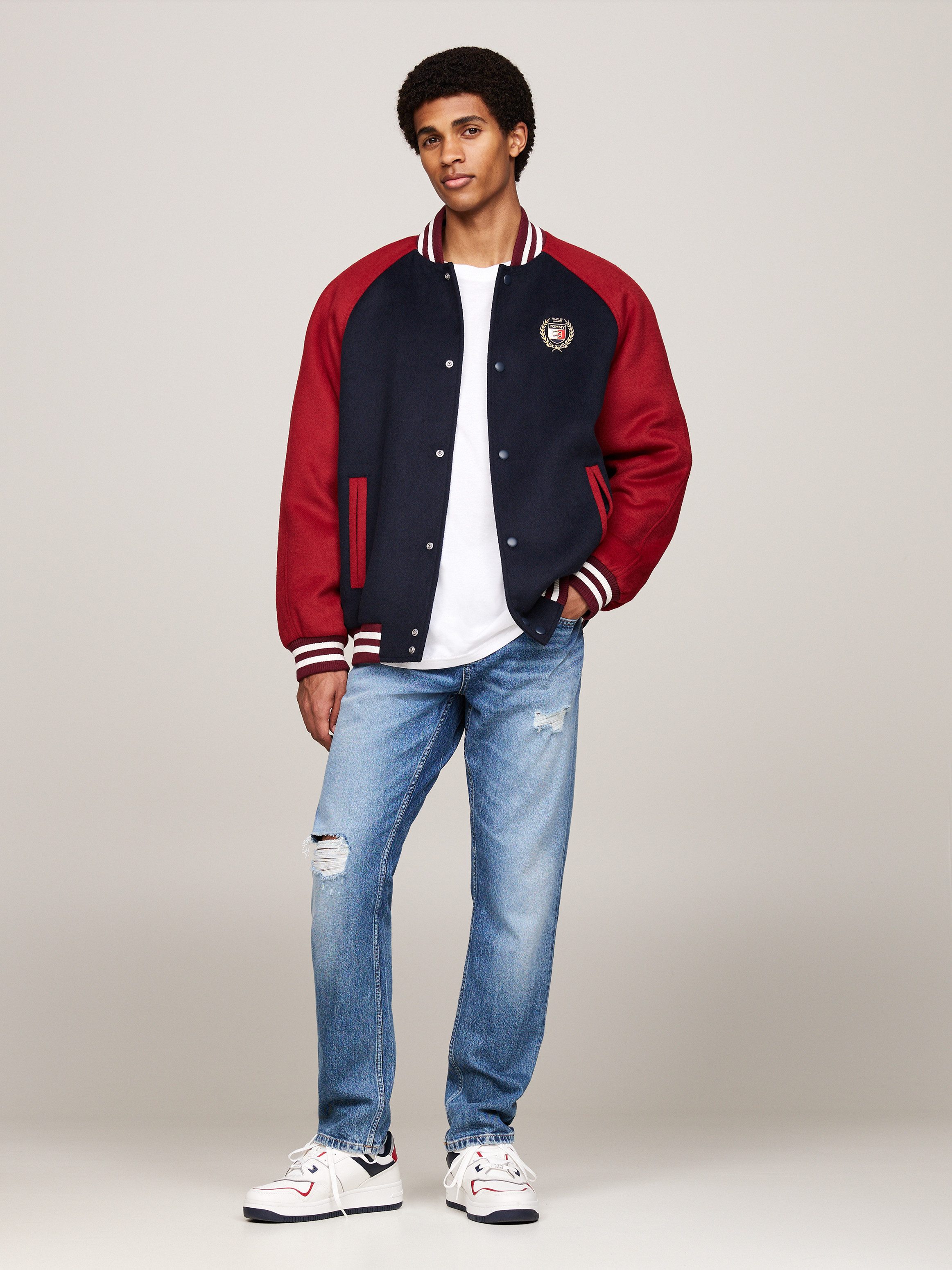 TOMMY JEANS Bomberjack TJM WOOL BLEND CREST BOMBER Color Block-ontwerp -wapen-borduursel op de borst