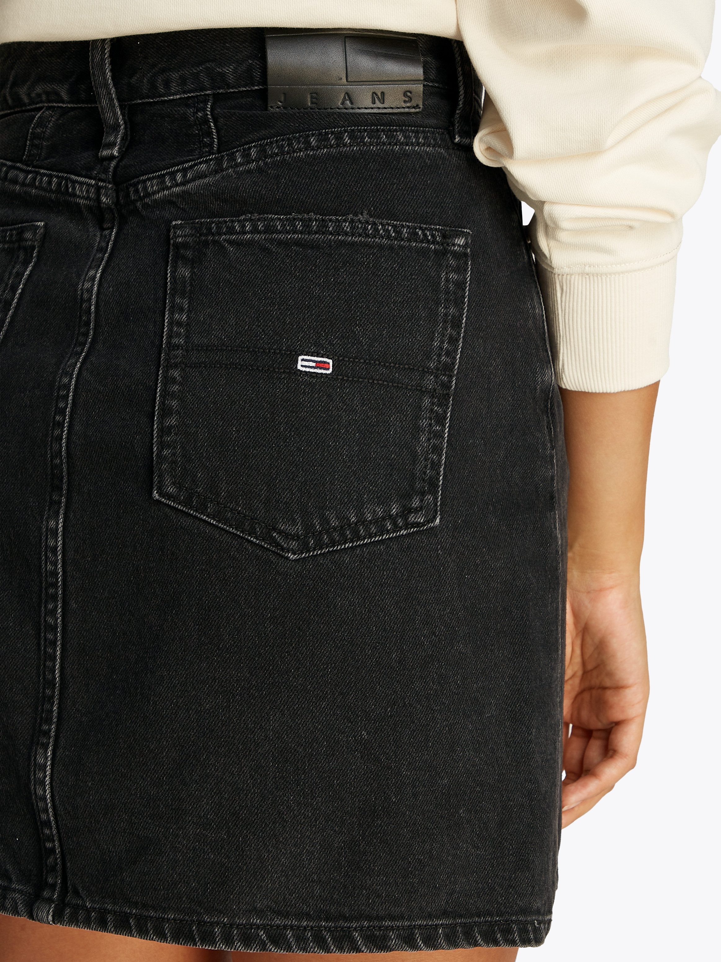 TOMMY Jeans rok MOM SKIRT BI8080 in zwarte was, in mini-lengte
