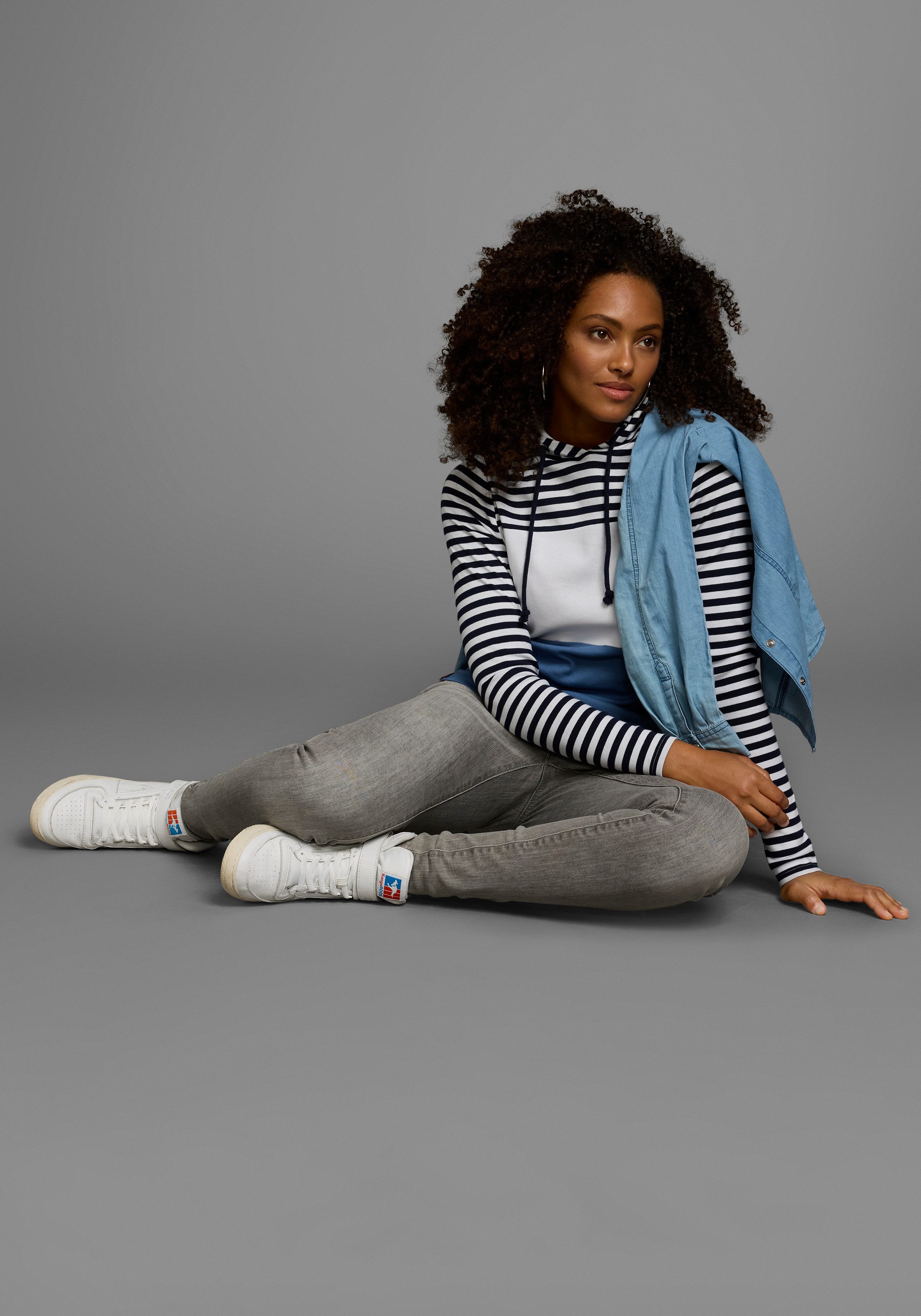 KangaROOS Capuchonshirt Lange mouwen, zeer figuurvolgend, met colourblocking-look