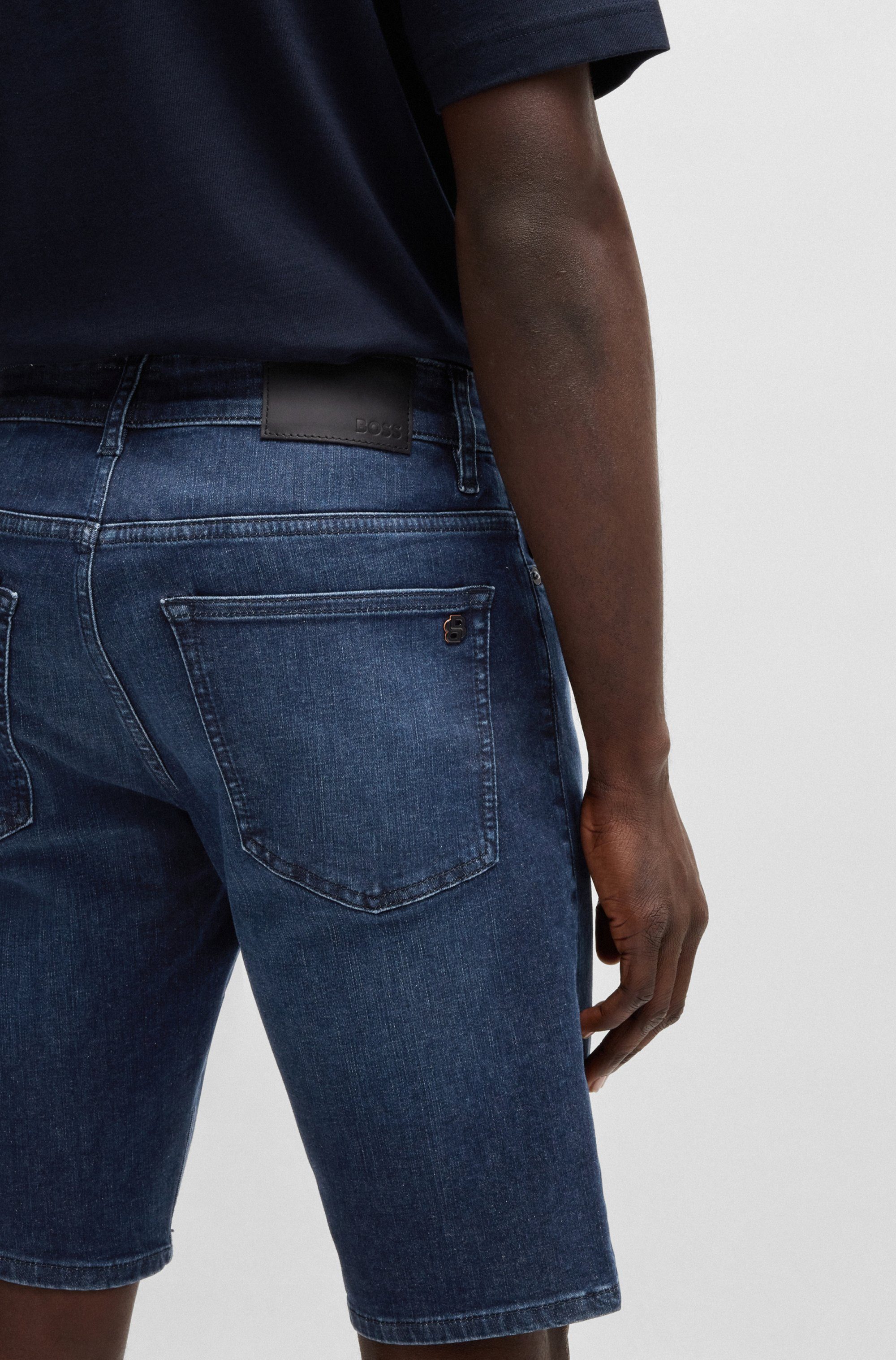 Boss Orange Short Delaware met leren badge en muntzak