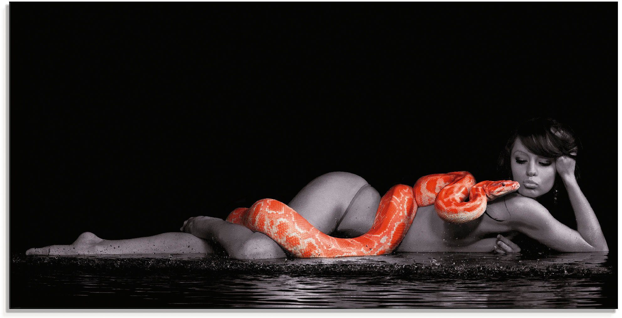 Artland Print op glas Vrouw in water liggend met rode python