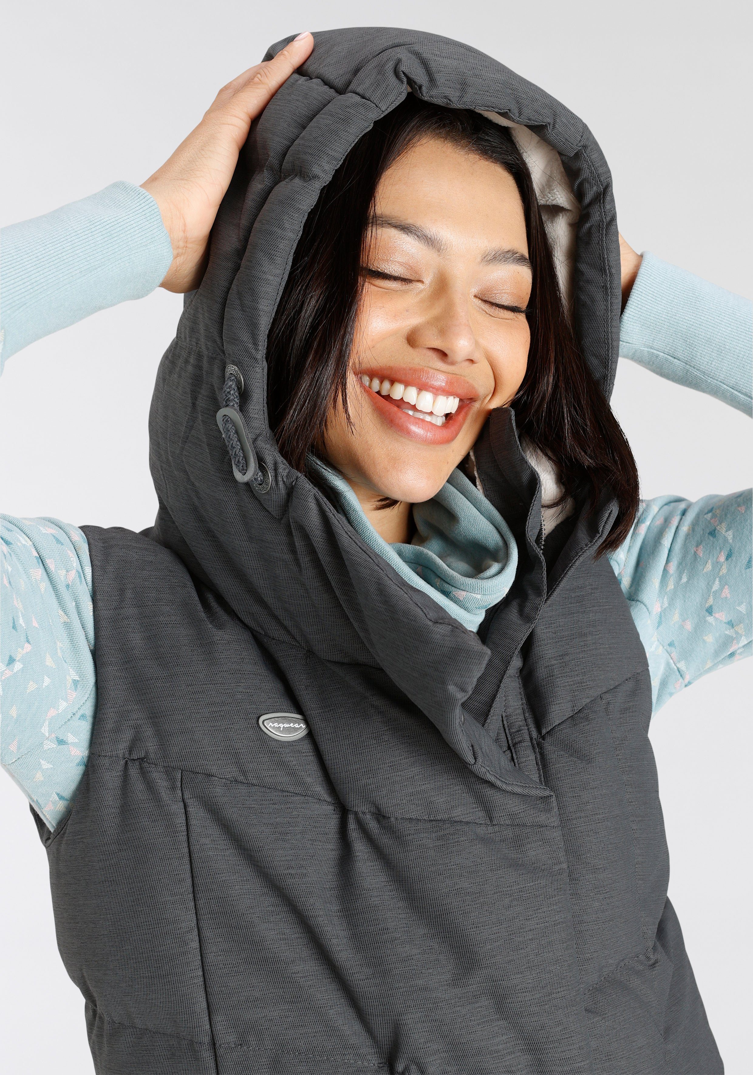 Ragwear Bodywarmer PAVLINNA VEST O met gevoerde capuchon, waterdicht en ademend materiaal