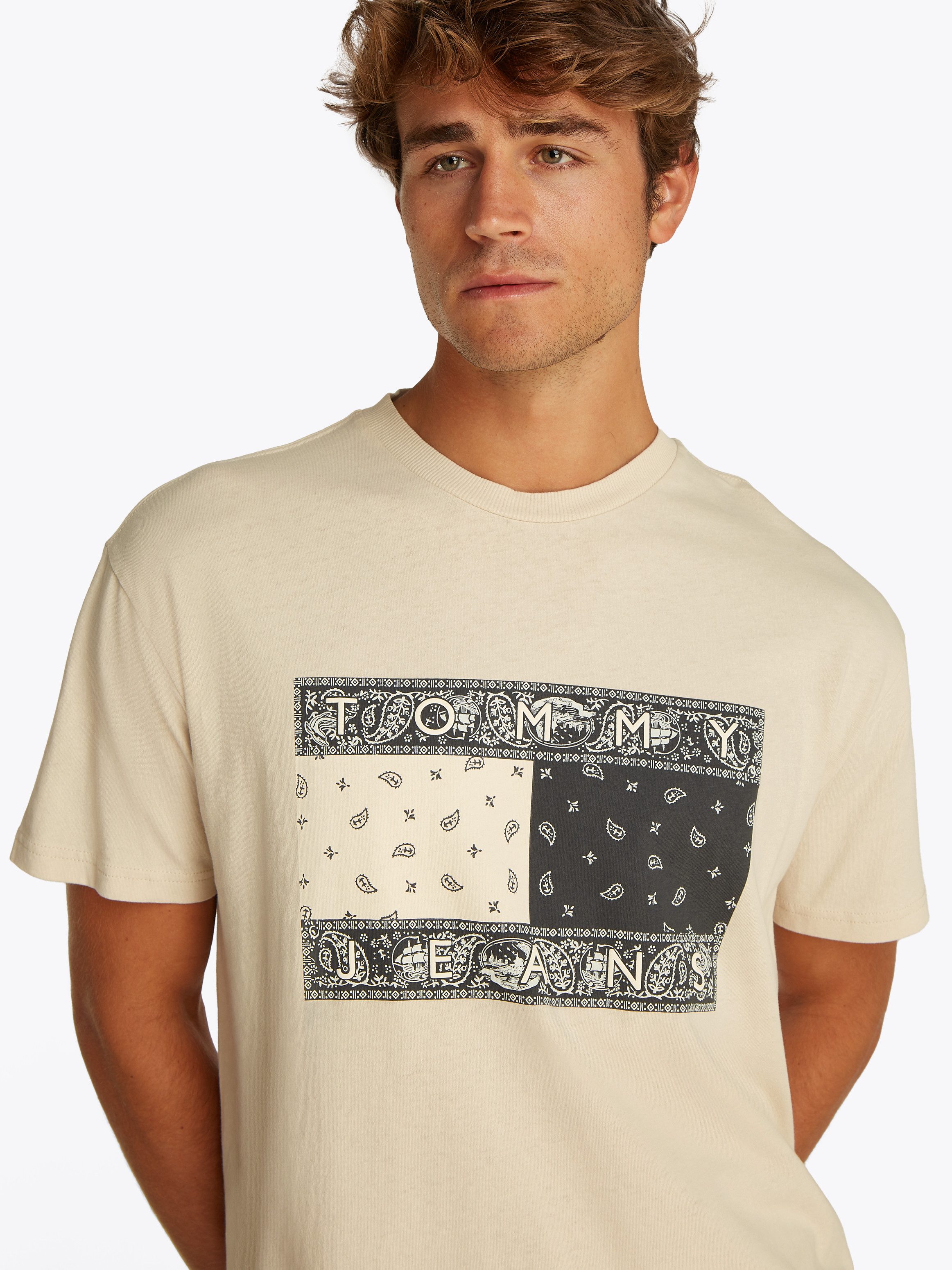 TOMMY JEANS T-shirt TJM RLX PAISLEY FLAG TEE EXT