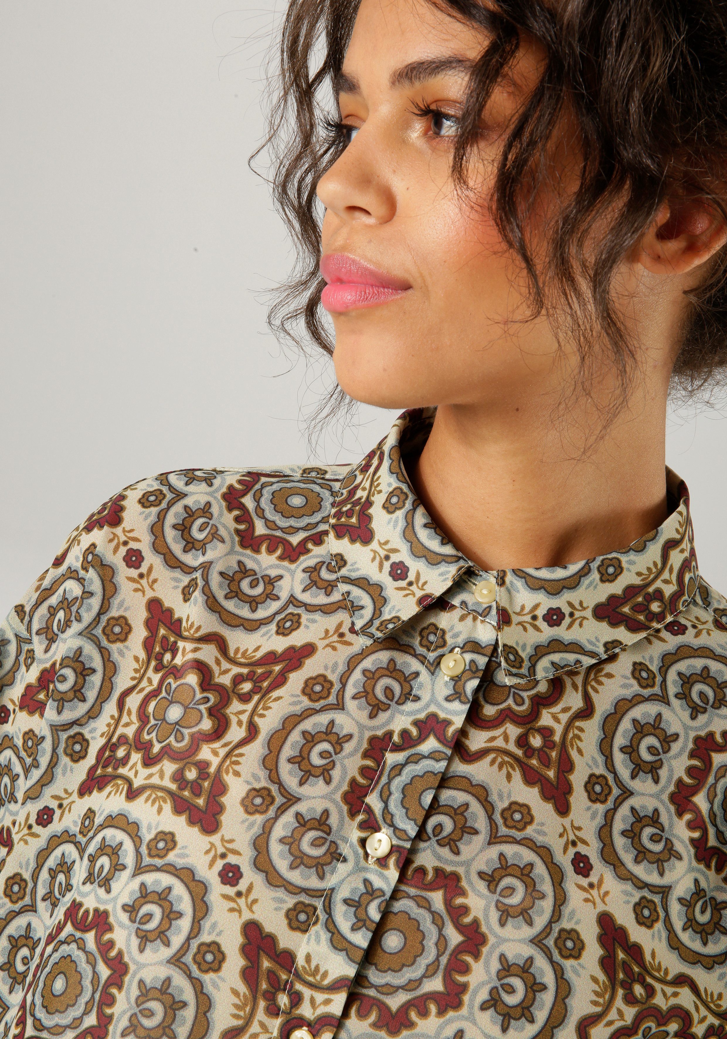 Aniston CASUAL Overhemdblouse met fantasierijke mandala-print