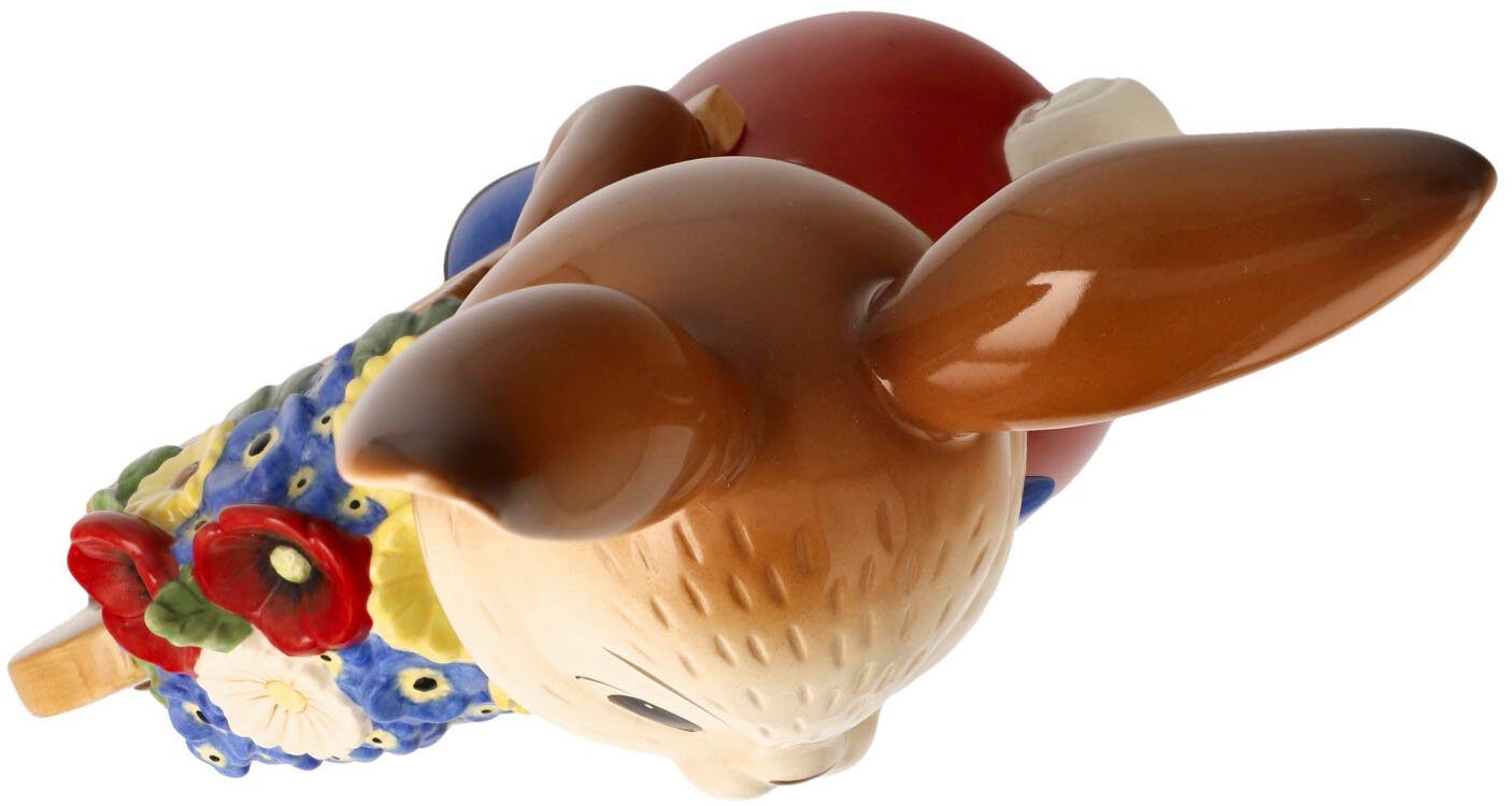 Goebel Paashaas Zo mooi is de Lente Verzamelfiguur, konijn jongen met kruiwagen en bloemen (1 stuk)