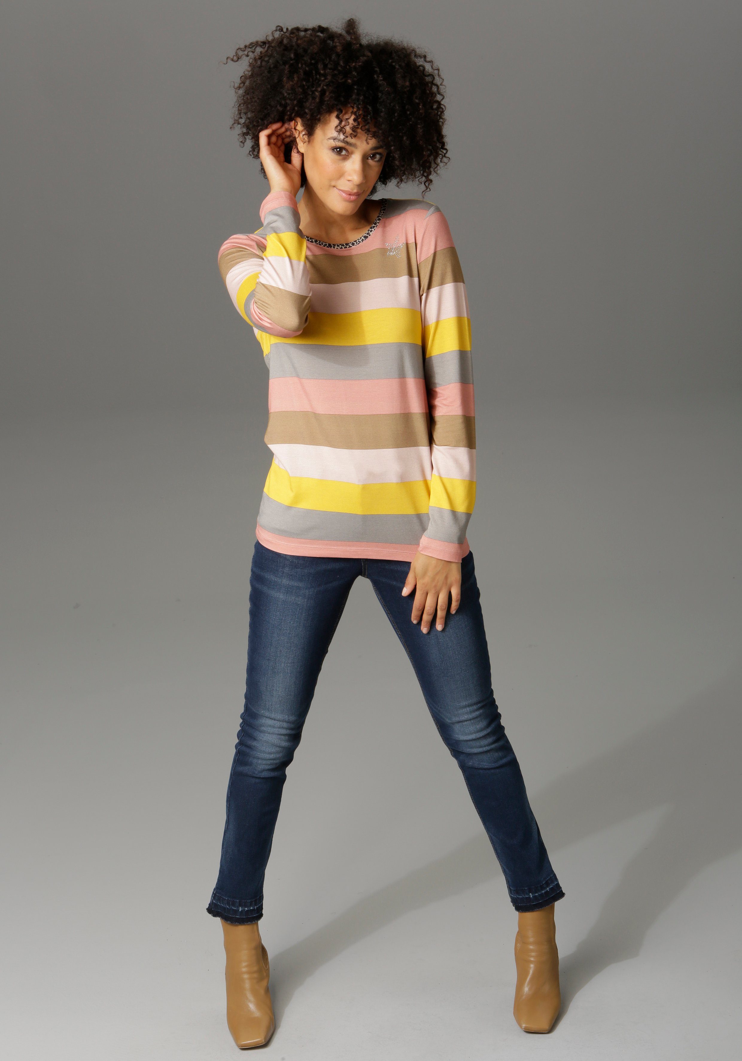 Aniston CASUAL Bootcut jeans trendy wassing ij de iets gerafelde voetzoom