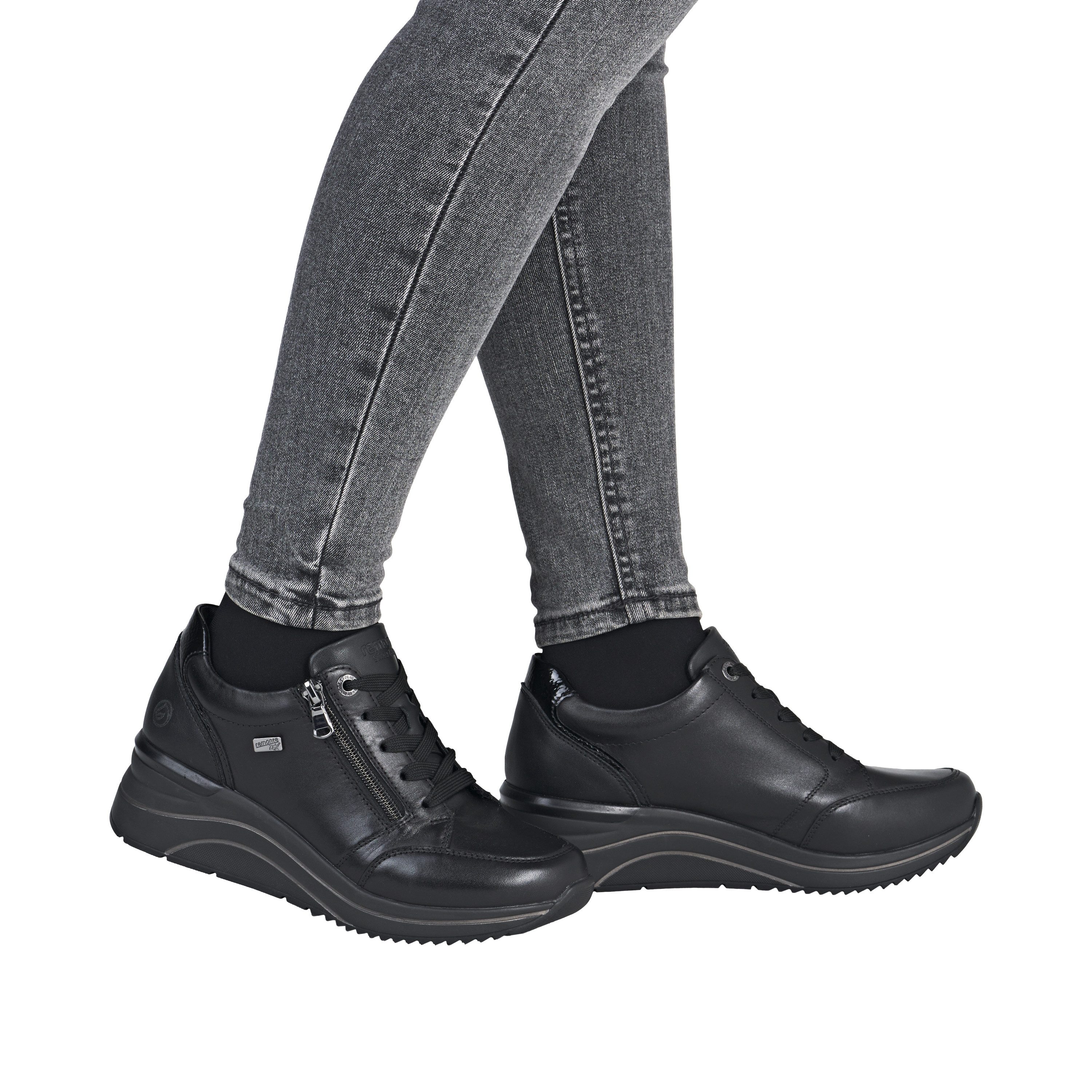Remonte Sneakers met sleehak , vrijetijdsschoen, lage schoen, veterschoen met goudkleurige logo-hanger