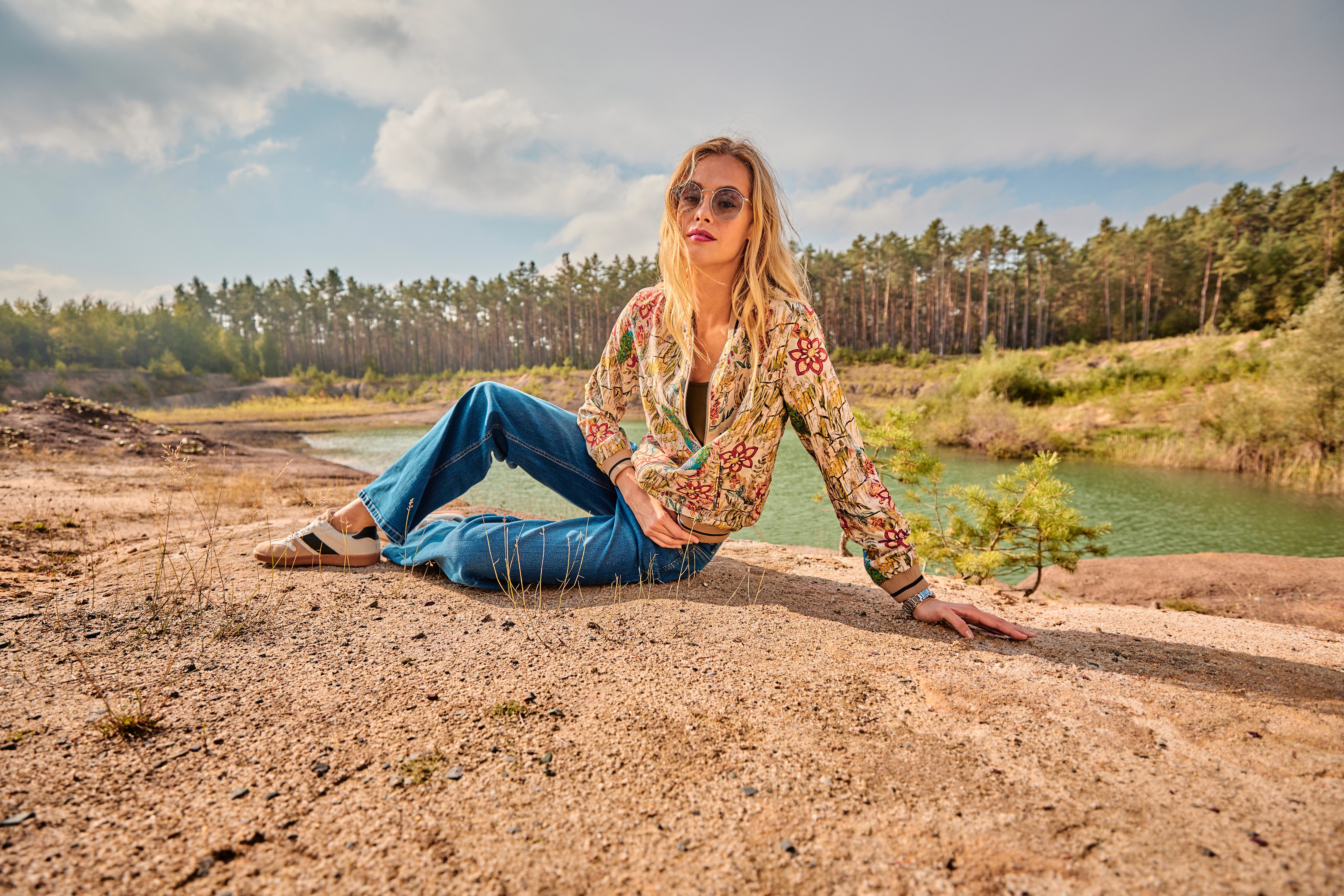 Aniston CASUAL Blouson met kleurrijke pauwen en bloemen bedrukt - nieuwe collectie