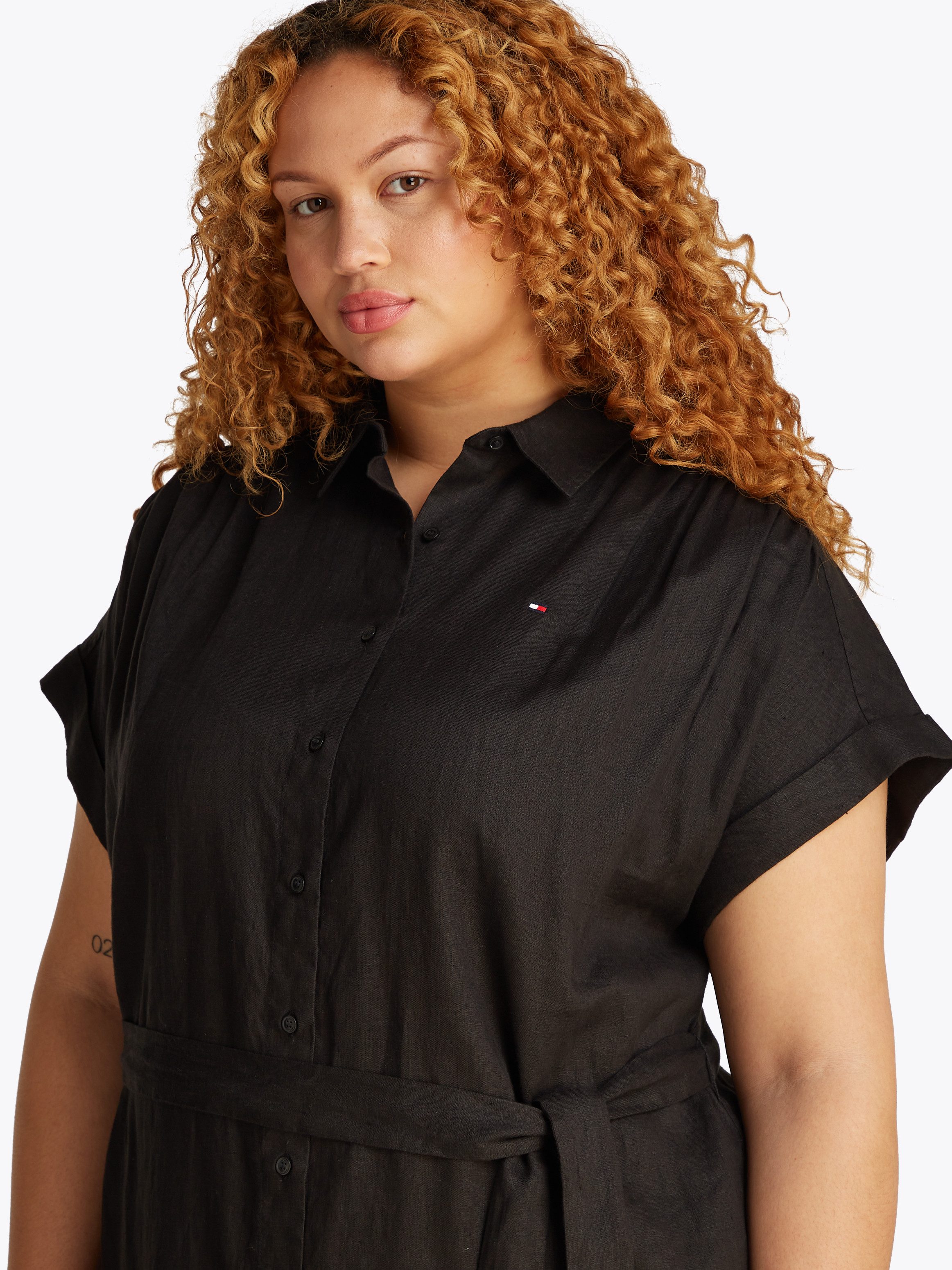Tommy Hilfiger Curve Midi-jurk CRV ESS LI BELTED S/S MIDI DRESS in grote maten, met riem, logo borduurwerk