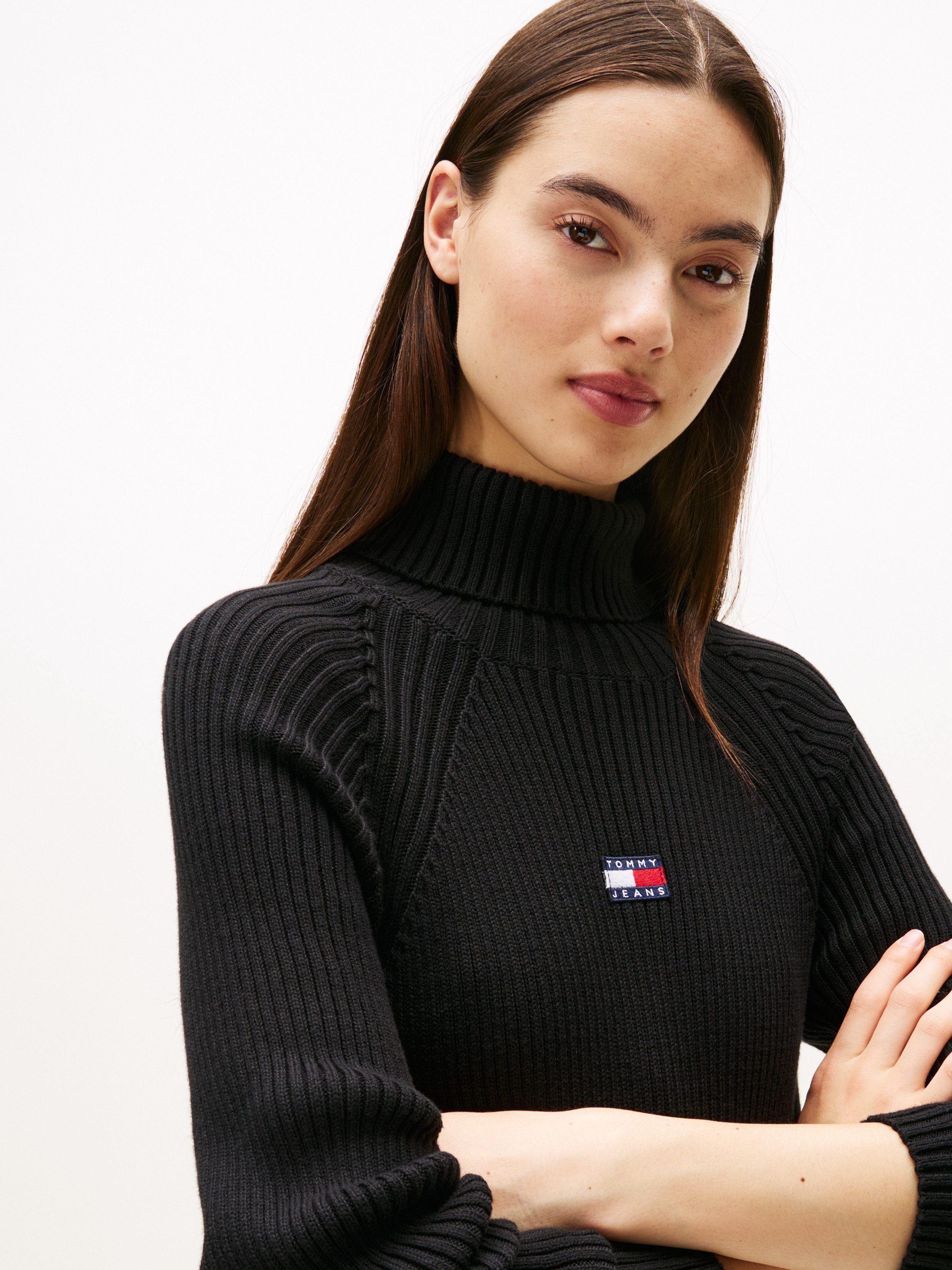 TOMMY JEANS Gebreide jurk TJW MOCKNECK BADGE SWEATER DRESS