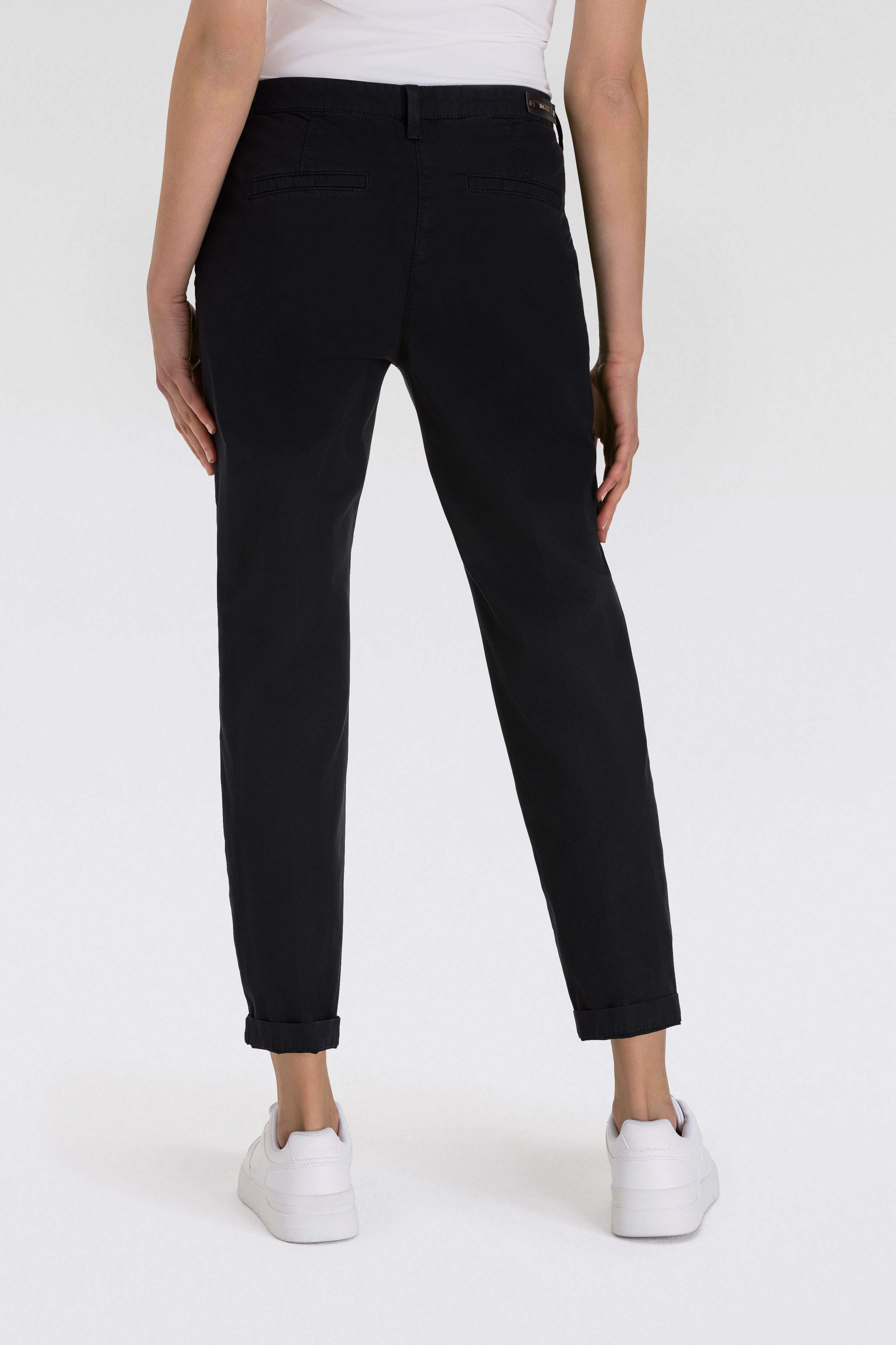 MAC Chino turn up met subtiele glans, elegant en sportief tegelijk