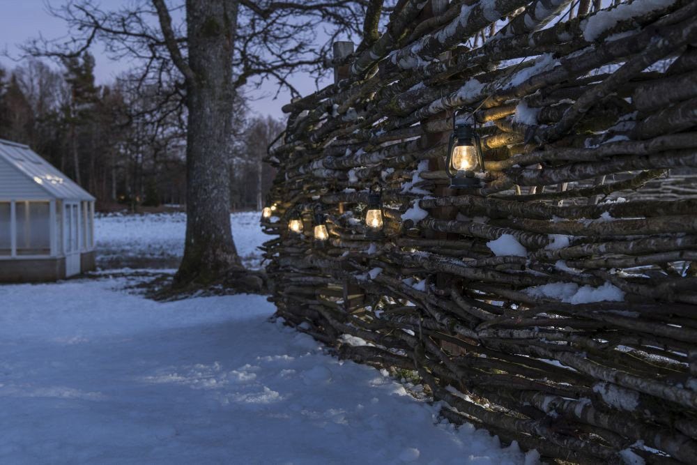 KONSTSMIDE Led-lichtsnoer 8 groene stormlantaarns, 8 warmwitte diodes