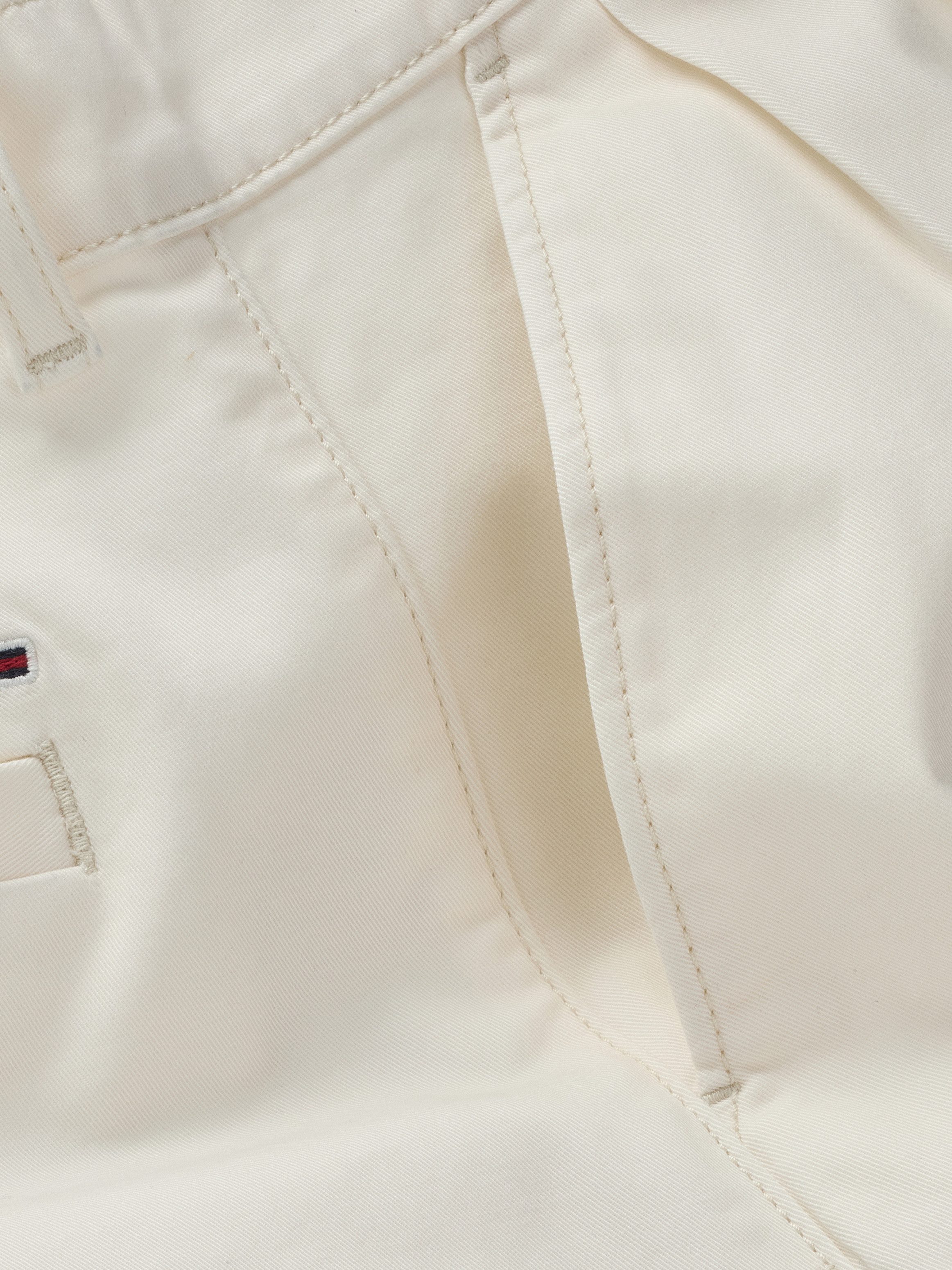 TOMMY JEANS Chino-short TJW CLAIRE HR PLEATED SHORT met tailleplooien, met logoborduurwerk