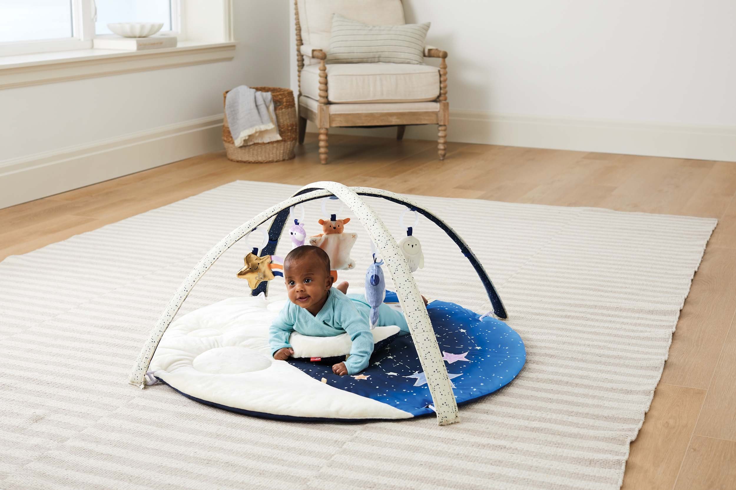 Skip Hop Babygym Celestrian Dreams speelboog met vijf stuks hangend speelgoed