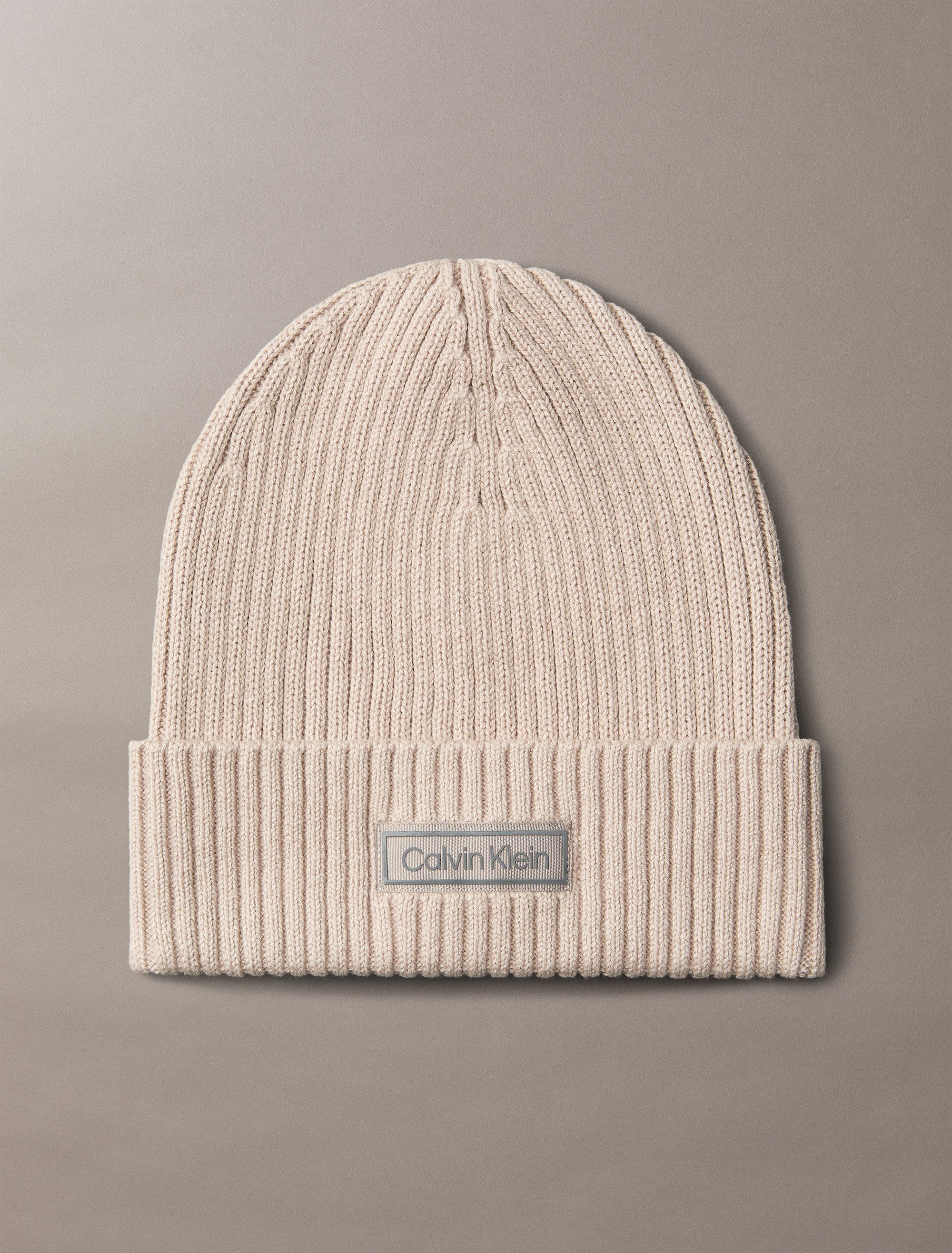 Calvin Klein Gebreide muts PATCH CHUNKY RIB COTTON BEANIE