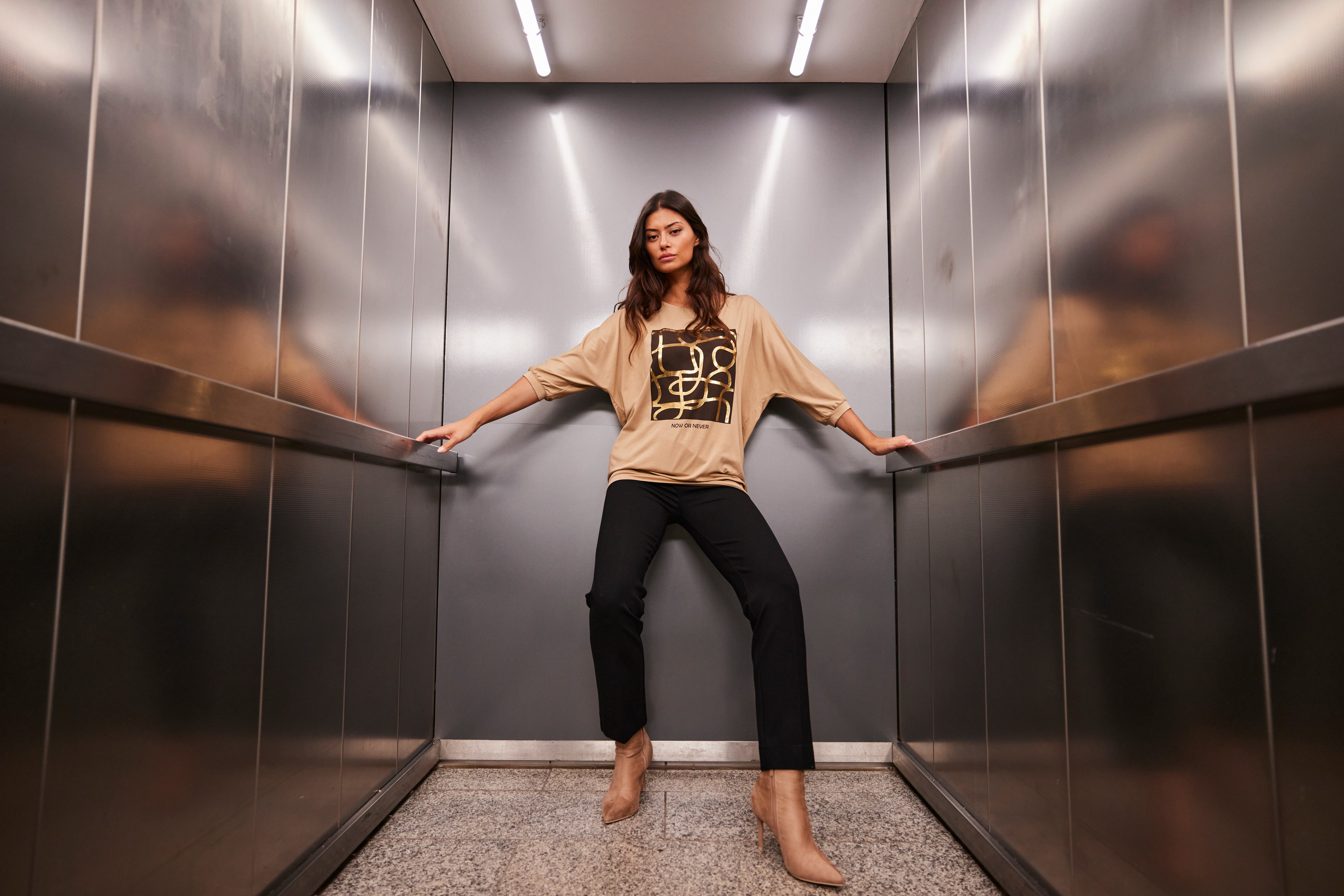 Aniston SELECTED Shirt met vleermuismouwen met goudkleurige folieprint