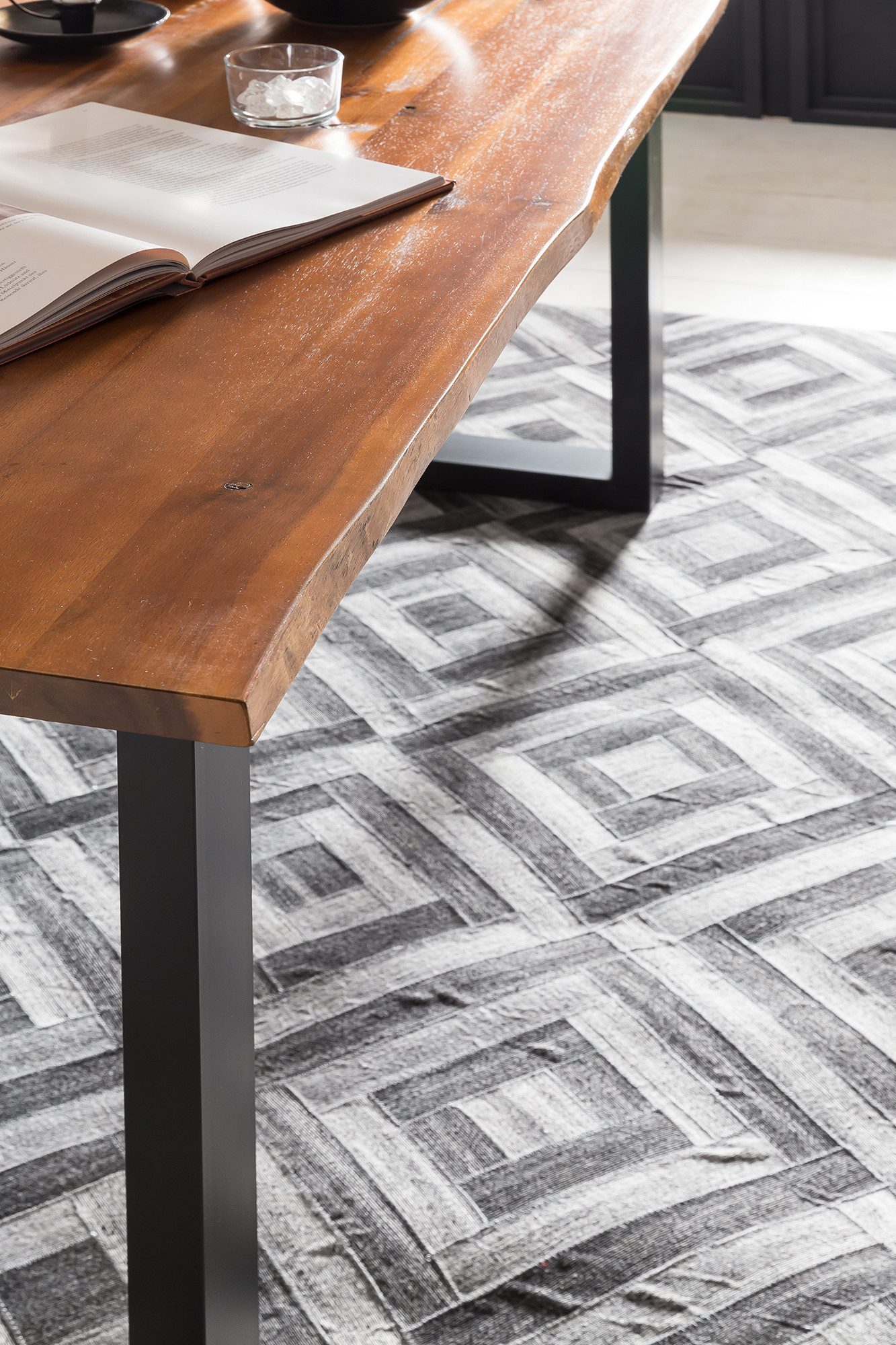 SalesFever Eethoek Stijlvolle tafelgroep 5-delige set: tafelblad met boomrand, roestvrij stalen frame (set, 5-delig)